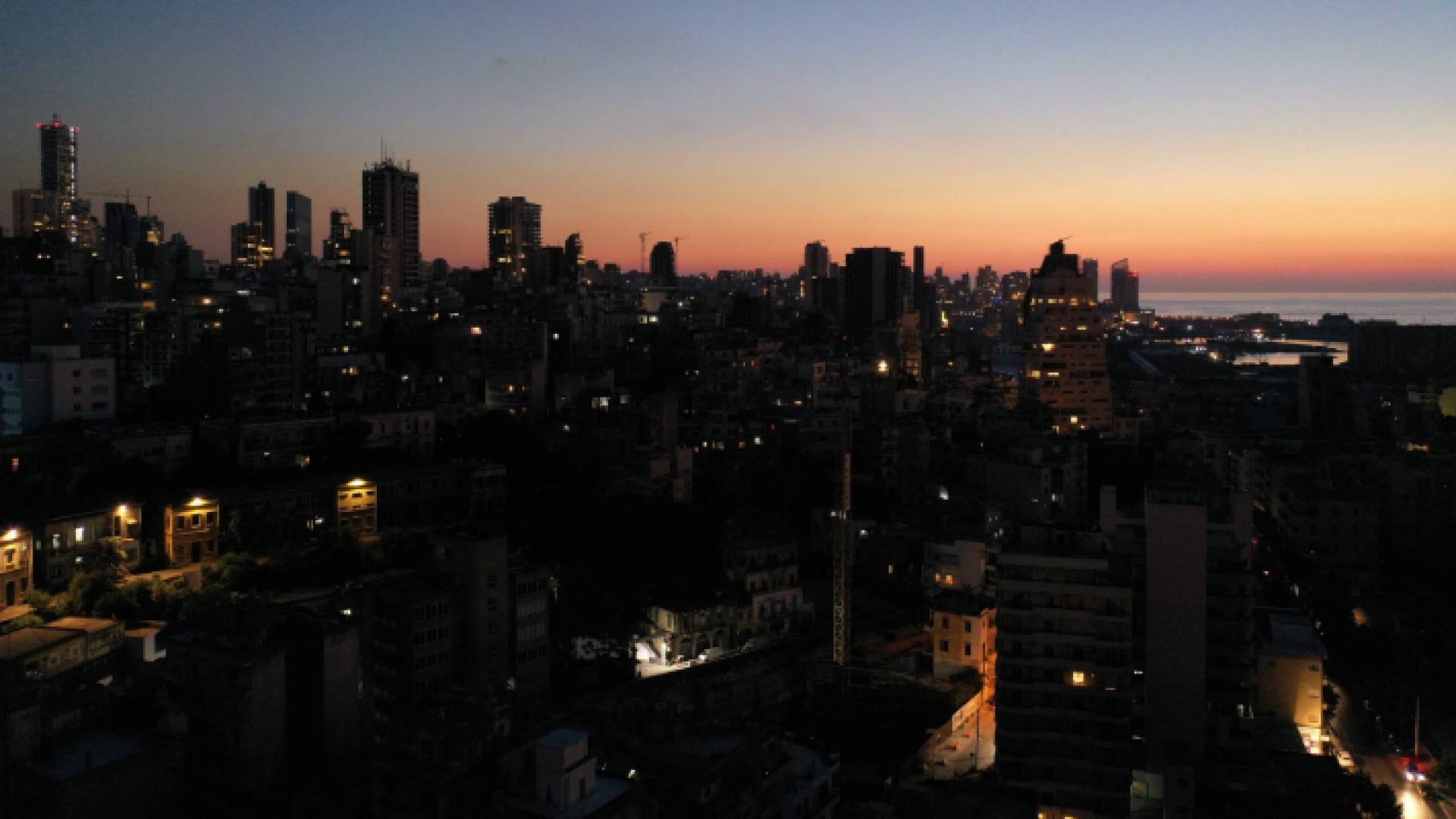 صورة تظهر مباني في العاصمة اللبنانية بيروت من دون كهرباء