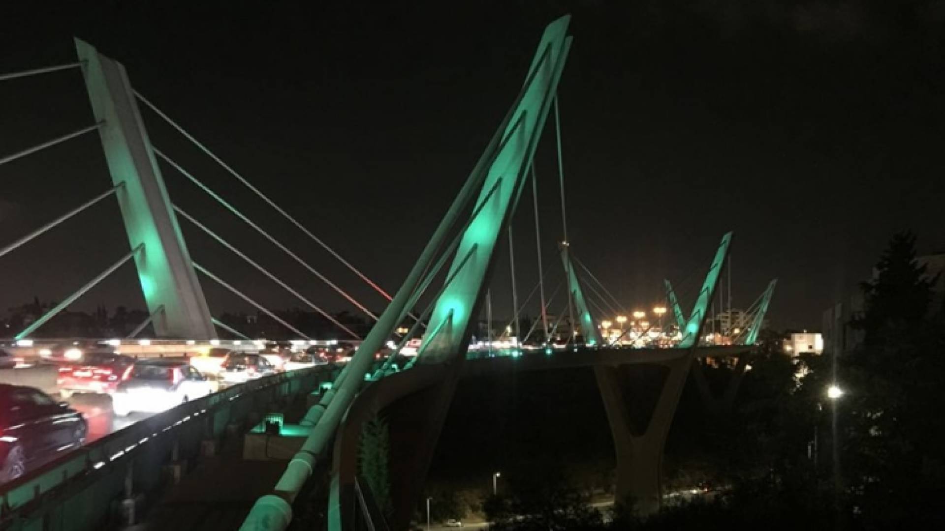 اضاءة جسر عبدون بالاخضر احتفالا باليوم الوطني السعودي