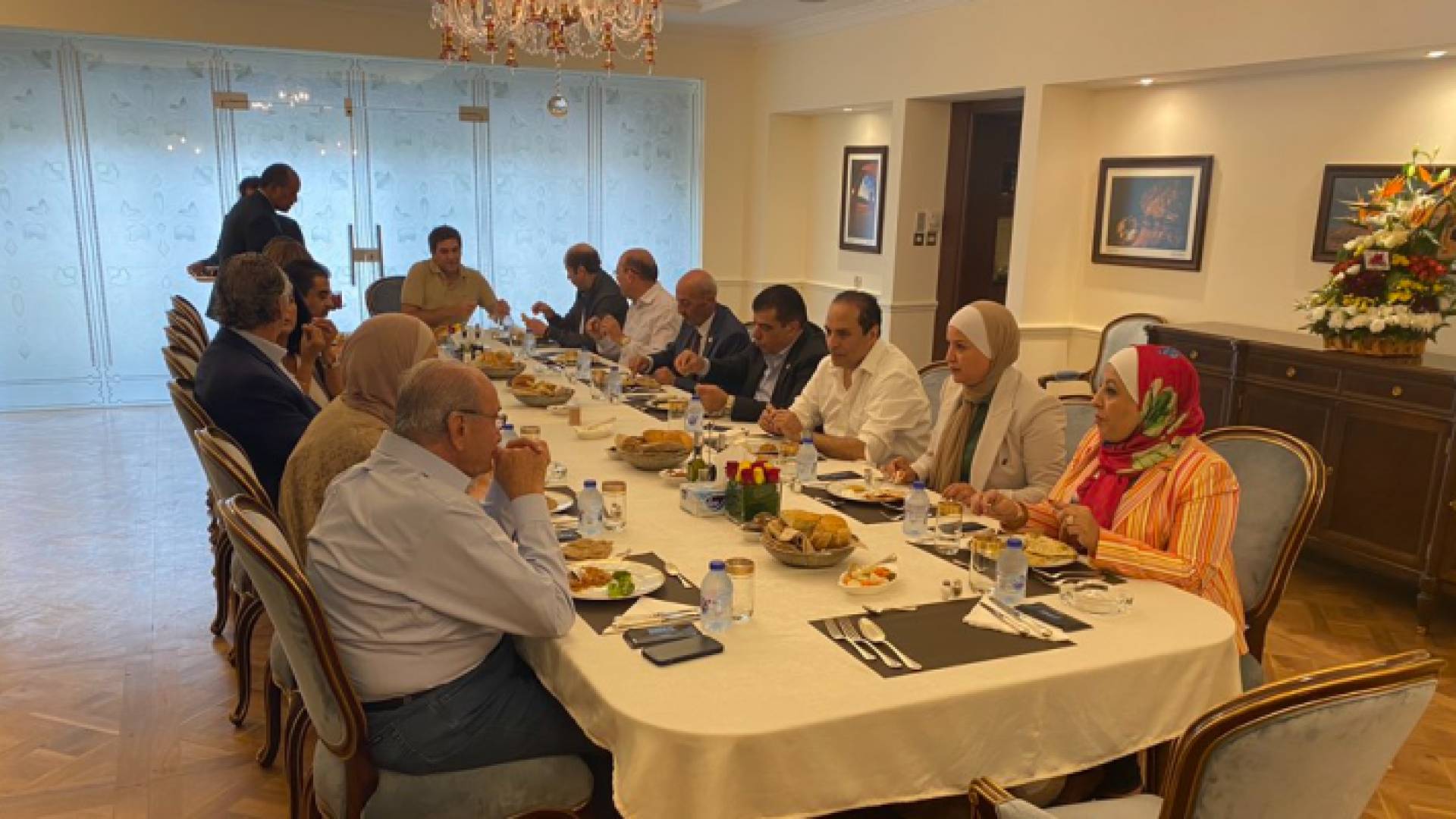 جانب من الإفطار في منزل السفير السعودي في عمان نايف السديري