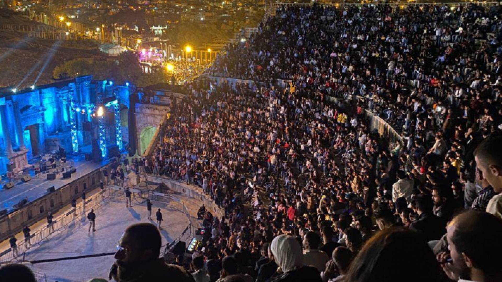 رؤيا ترصد مشاهد اكتظاظ وعدم التزام باجراءات السلامة خلال حفل جورج وسوف في جرش