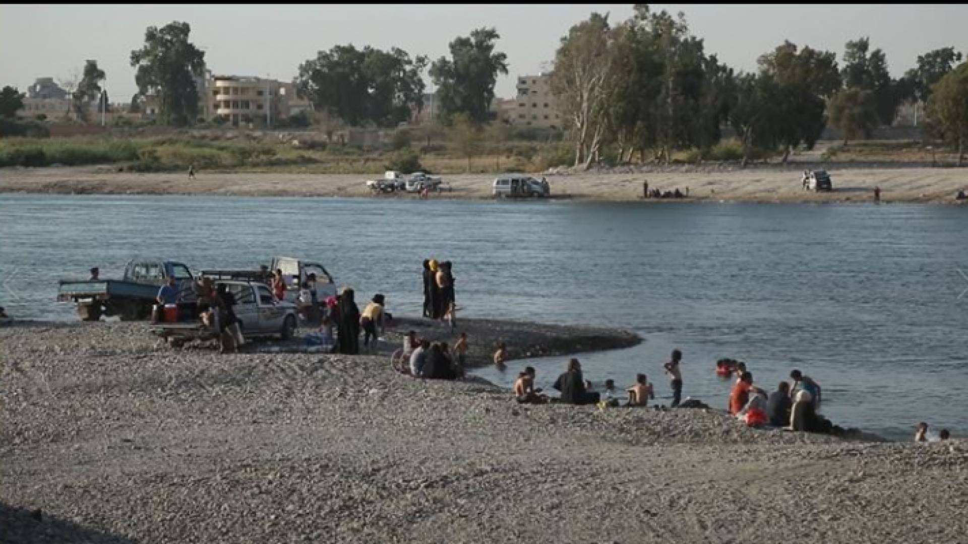 نهر الفرات يحتضن المتنزهين في الرقة رغم انخفاض منسوبه