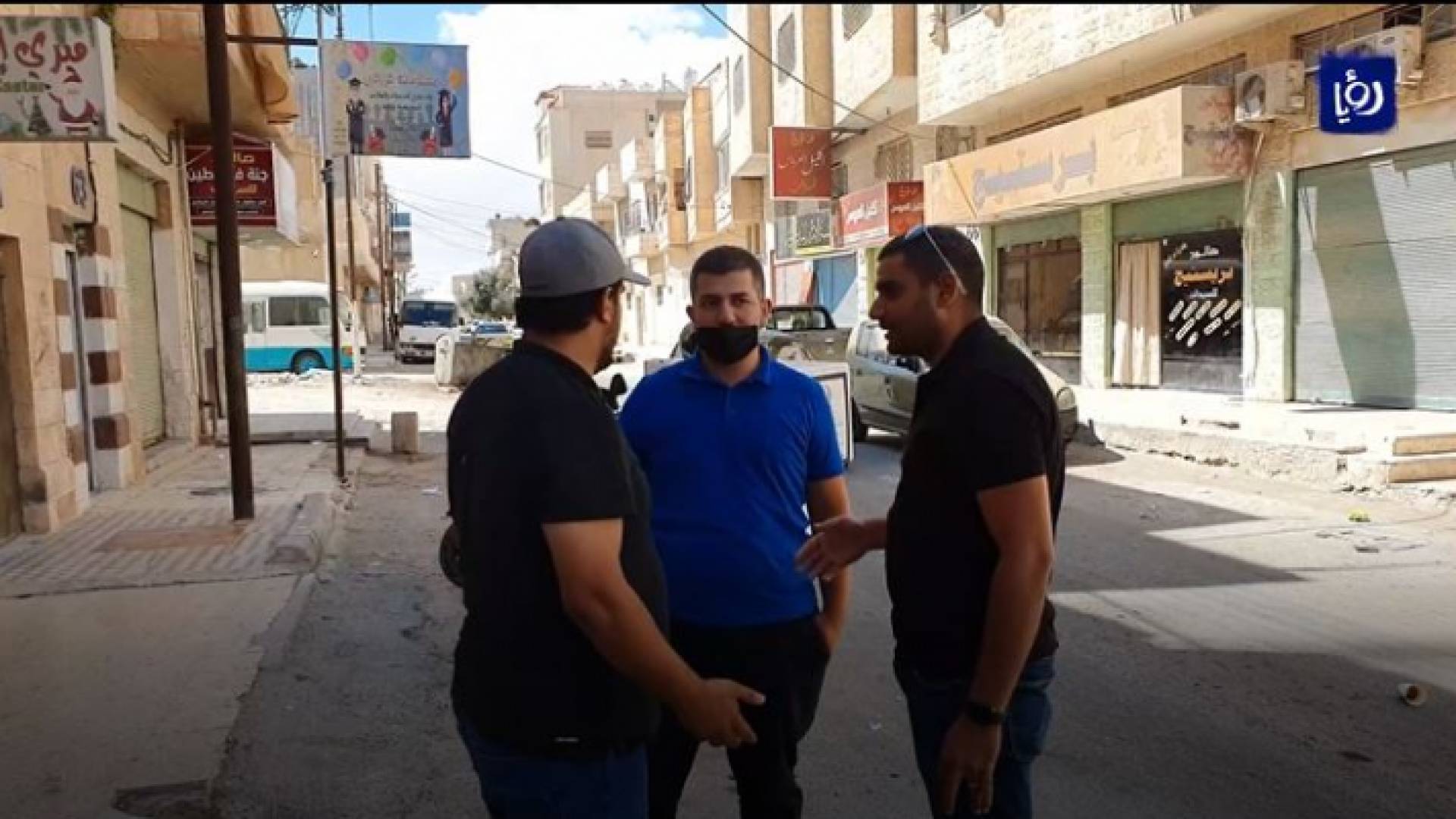 الشبان الثلاثة الذين قاموا بإنشاء مشروعهم الخاص بتوصيل الطلبات إلى المنازل في المفرق