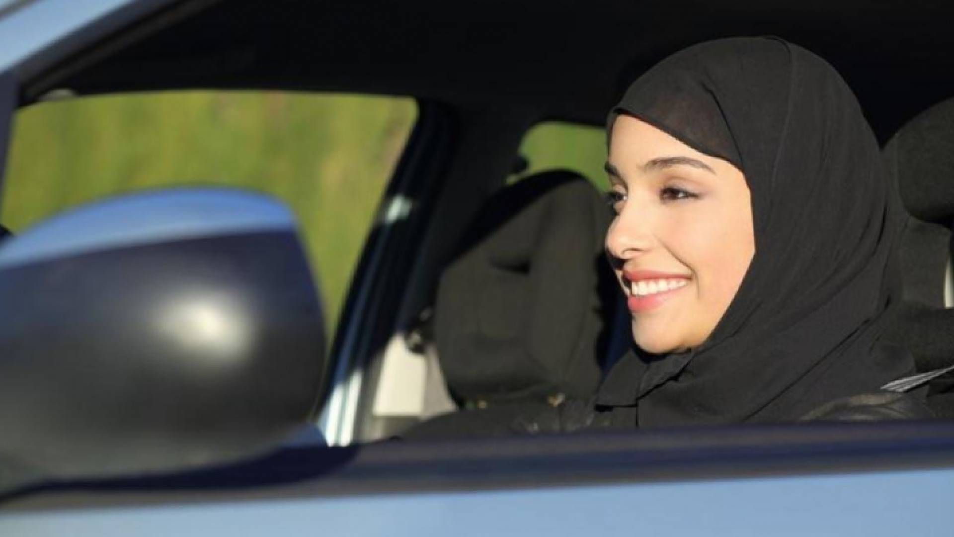 سيدة تتعلم قيادة المركبات