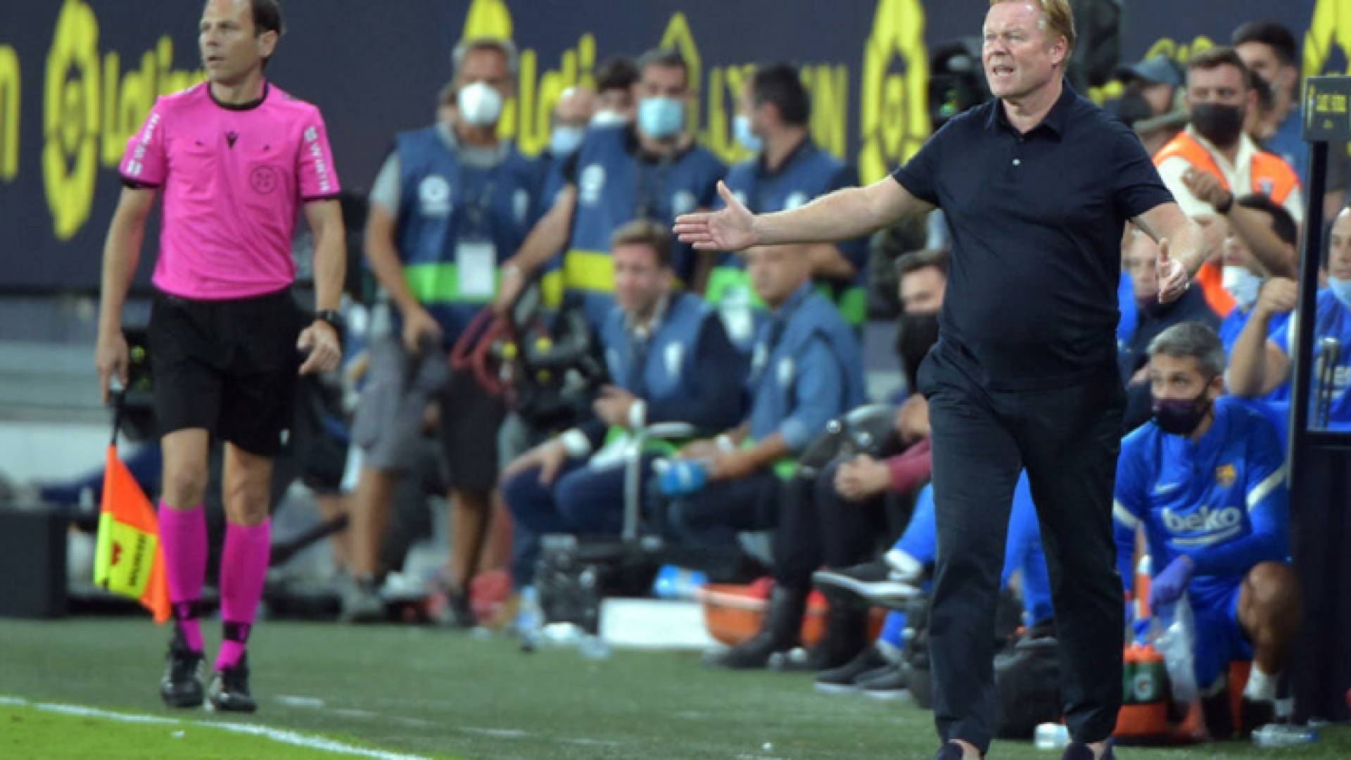 إيقاف كومان مدرب برشلونة مباراتين بسبب طرده ضد قادش