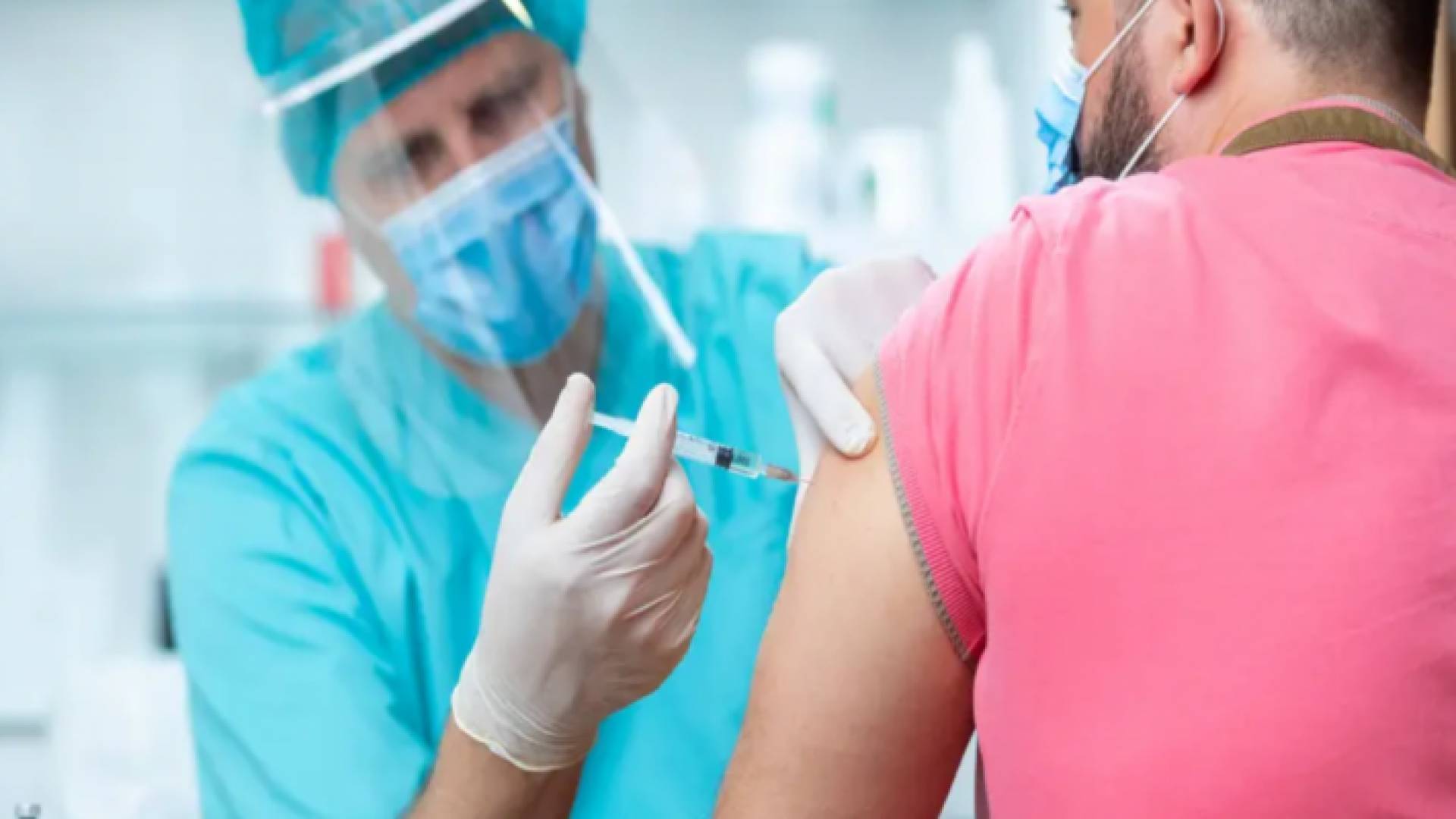 شخص يتلقى لقاح كورونا - ارشيفية