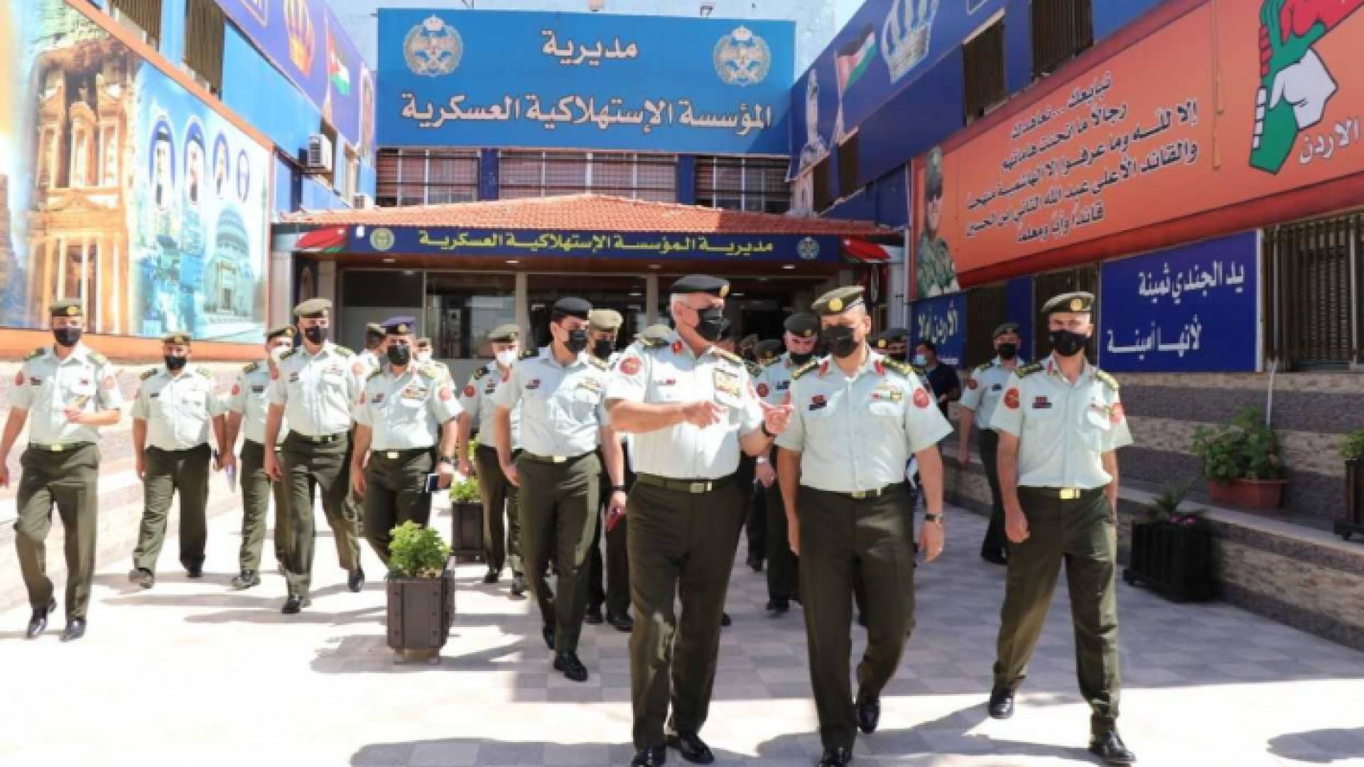 جانب من زيارة رئيس هيئة الأركان المشتركة إلى مديرية المؤسسة الاستهلاكية العسكرية