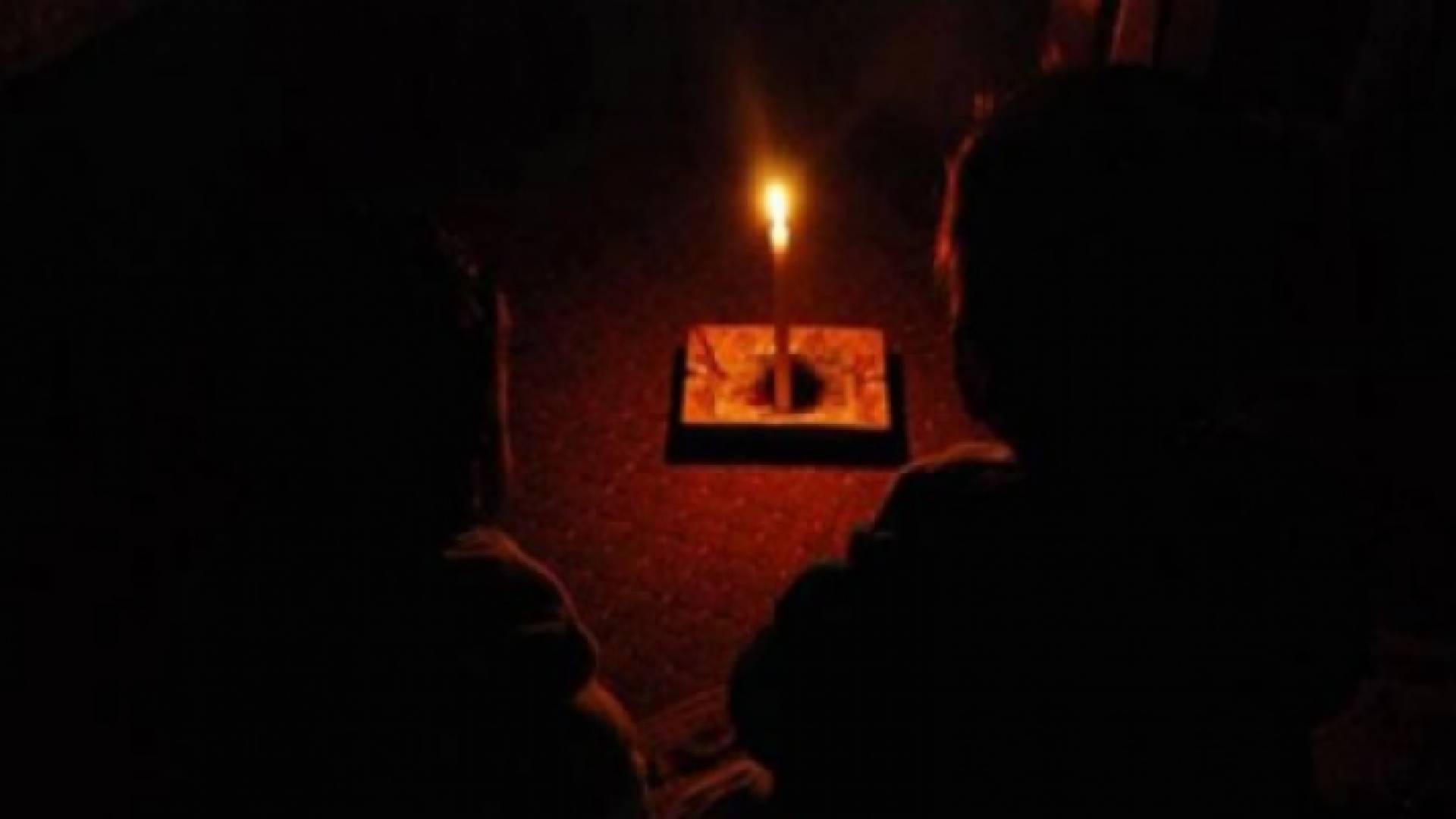 عودة التيار الكهربائي لوسط مدينة الطفيلة بعد انقطاع بسبب سقوط شجرة