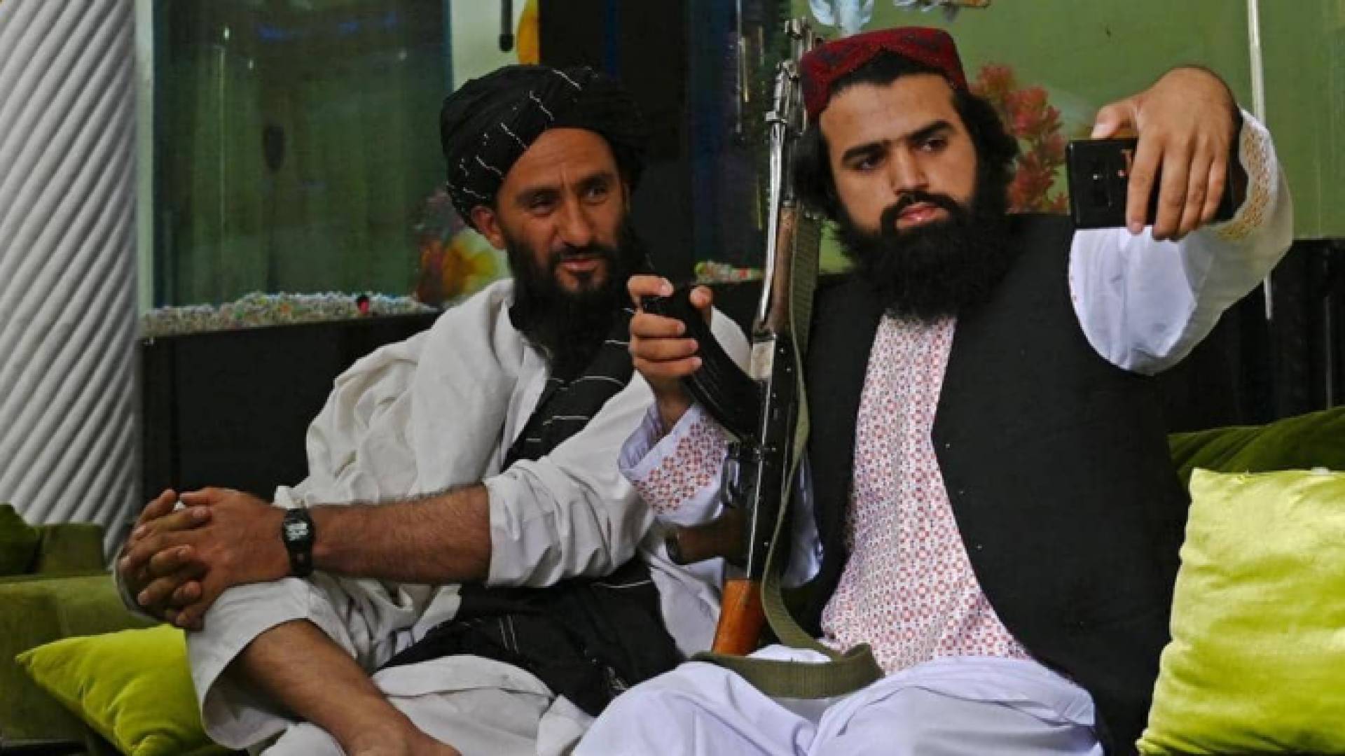 مقاتلان من حركة طالبان يلتقطان سيلفي