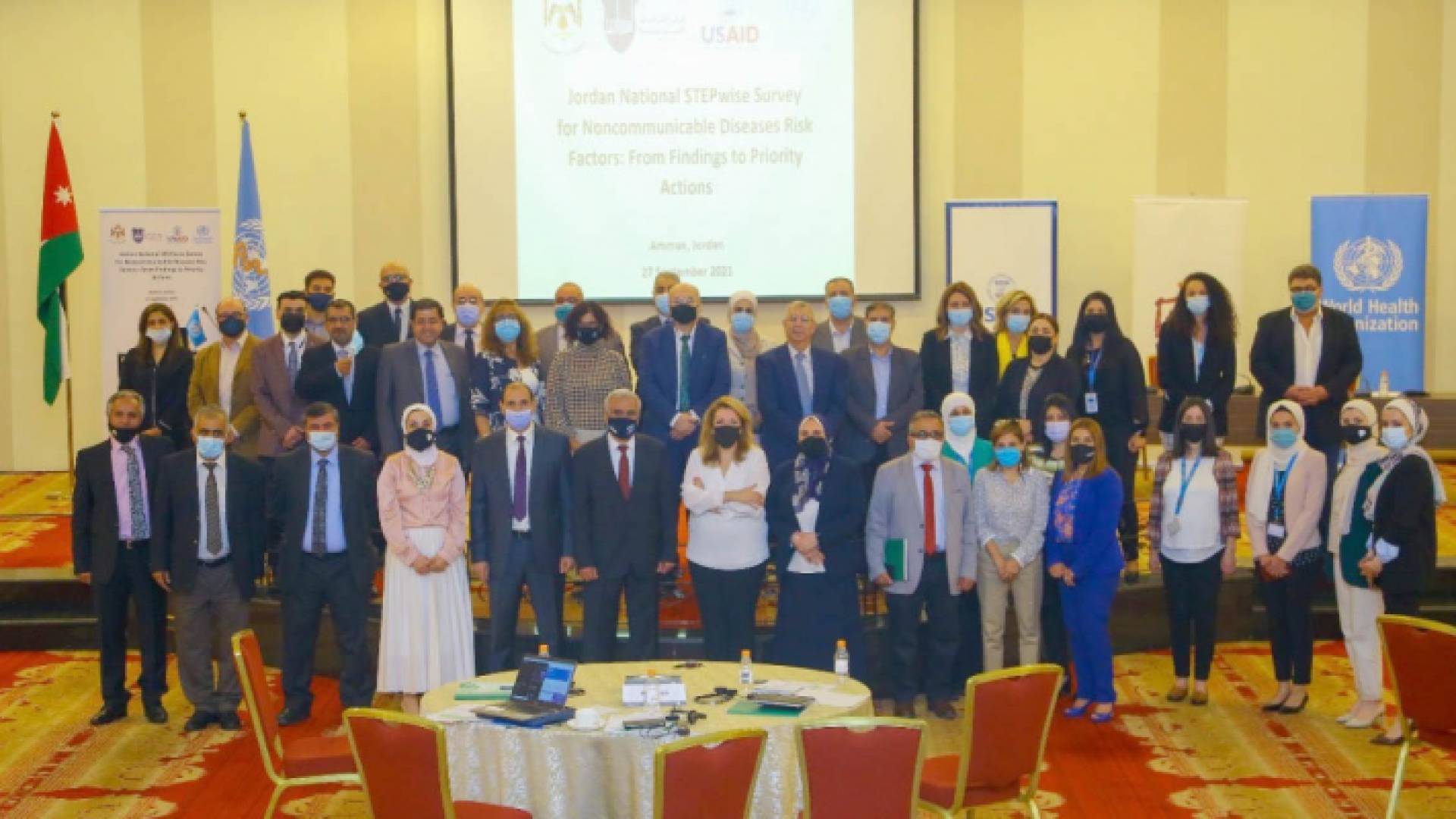 مشاركون في جلسة حوارية نظمتها وزارة الصحة