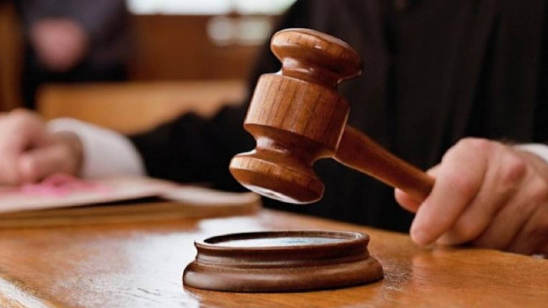 الإعدام شنقا حتى الموت لشخص قتل والدته بـ"كلاشنكوف"