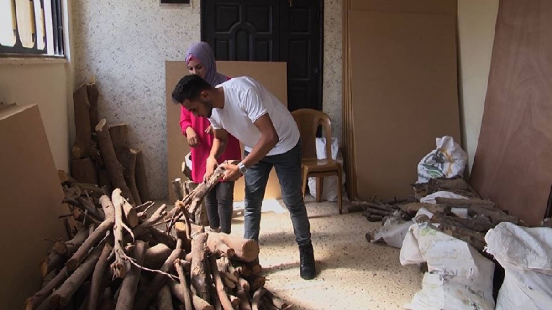 خريجان جامعة في غزة يجمعان الحطب لتحويله إلى أشكال فنية وتحف