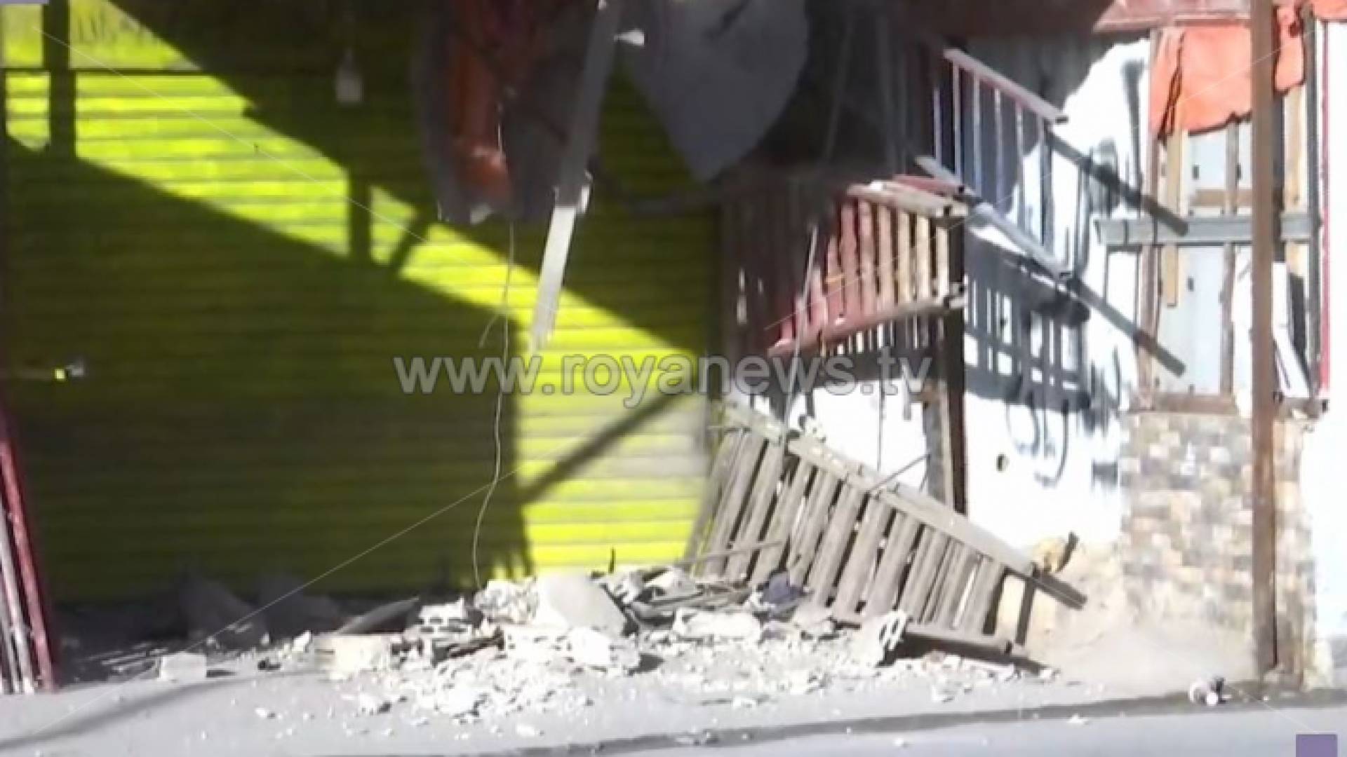 الصورة من المبنى