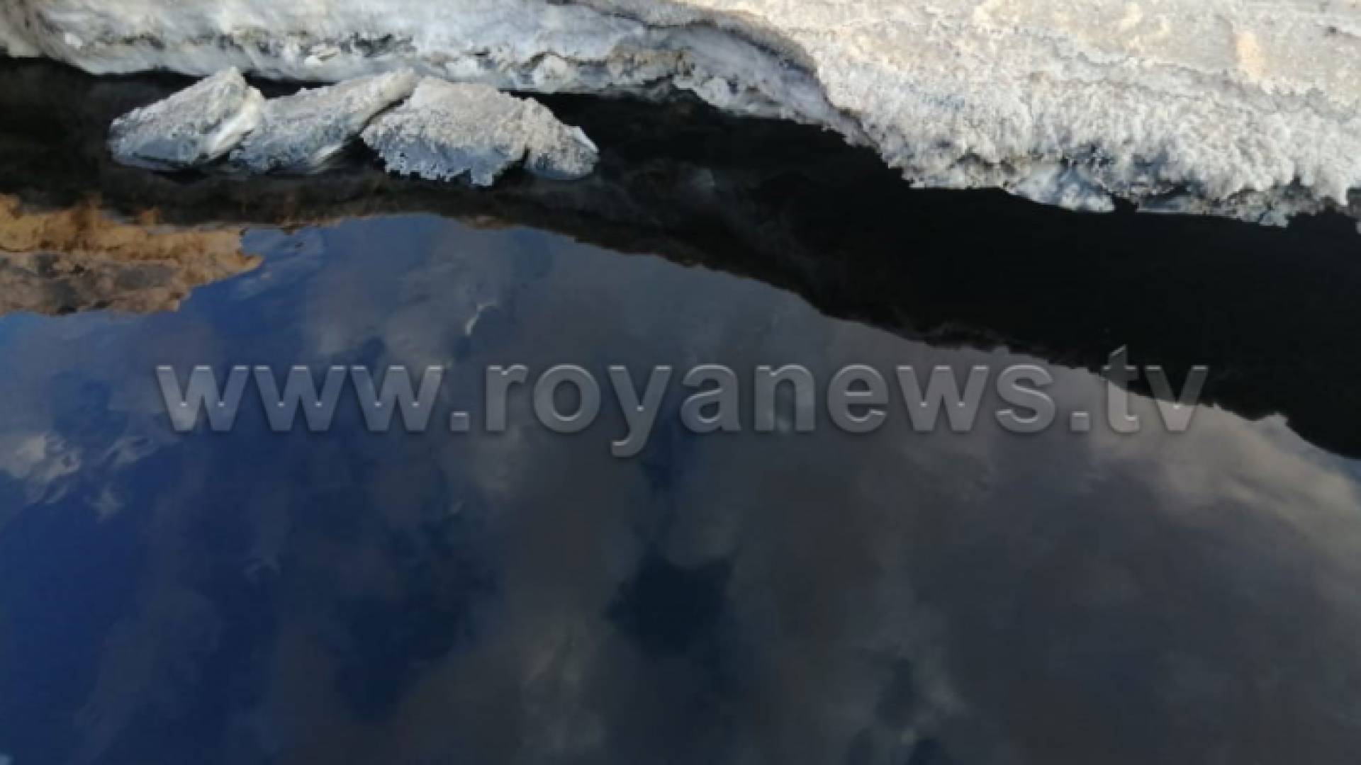 المياه السوداء التي تسربت بجانب البحر الميت