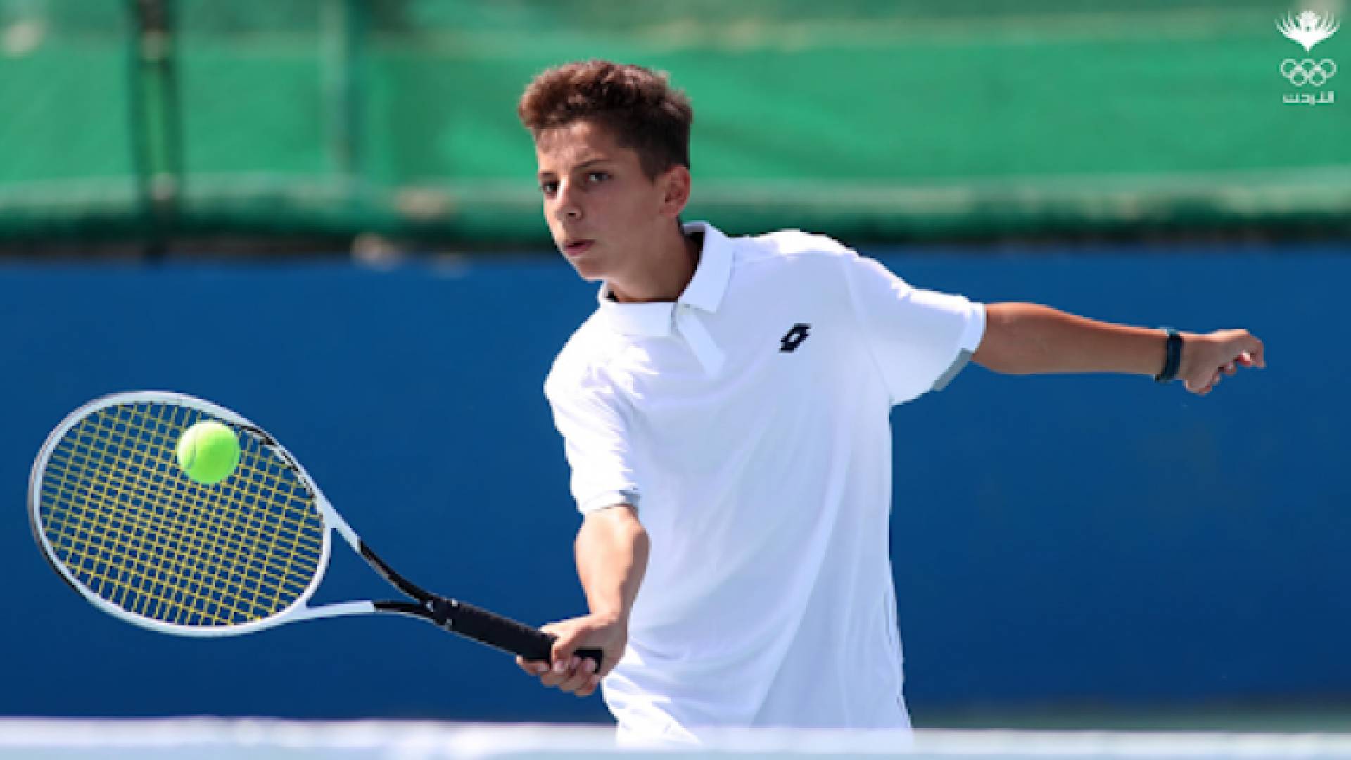 أحد لاعبي المنتخب الوطني للتنس الارضي للناشئين