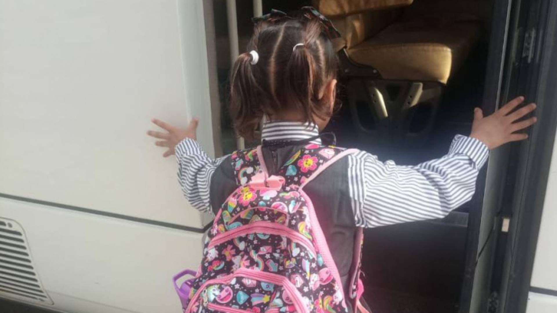 إحدى "فتيات شارع مكة" أثناء ركوبها في حافلة المدرسة