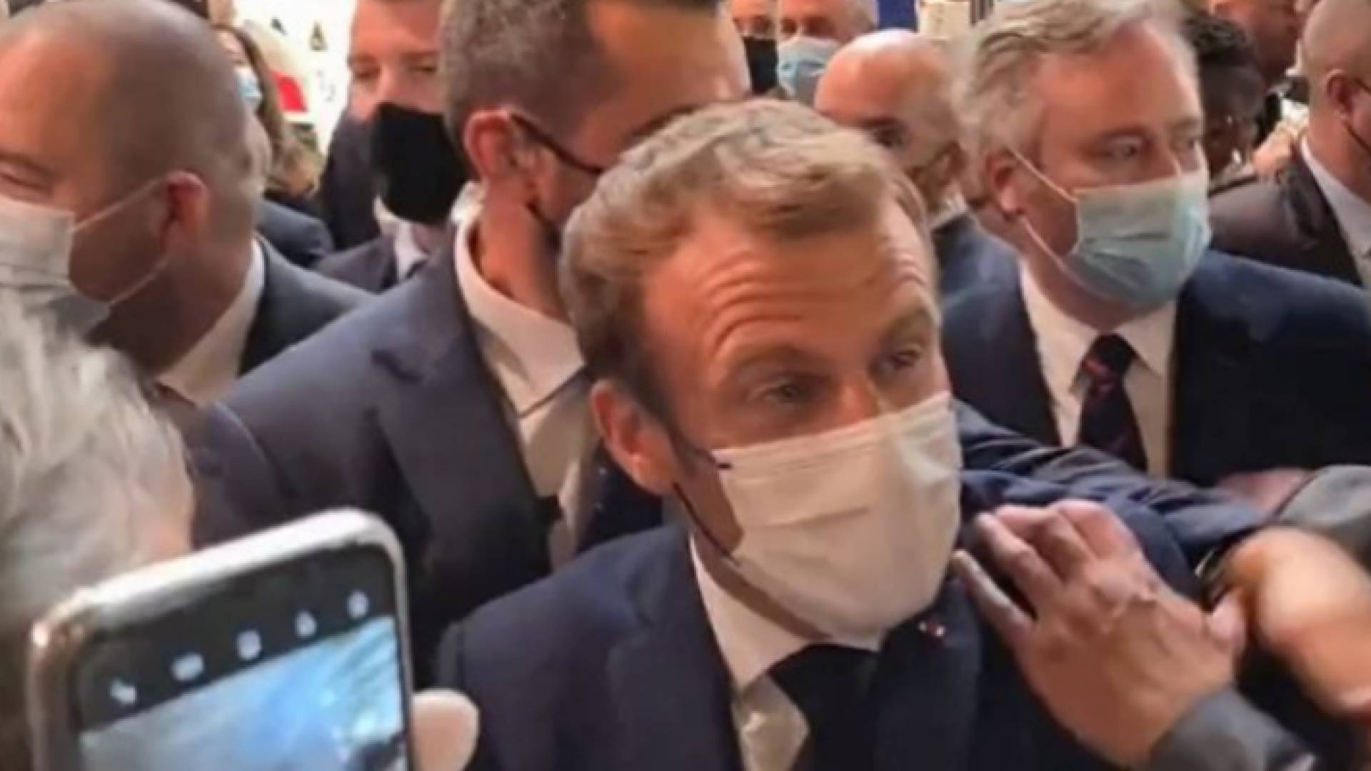 لحظة رشق الرئيس الفرنسي إيمانويل ماكرون ببيضة