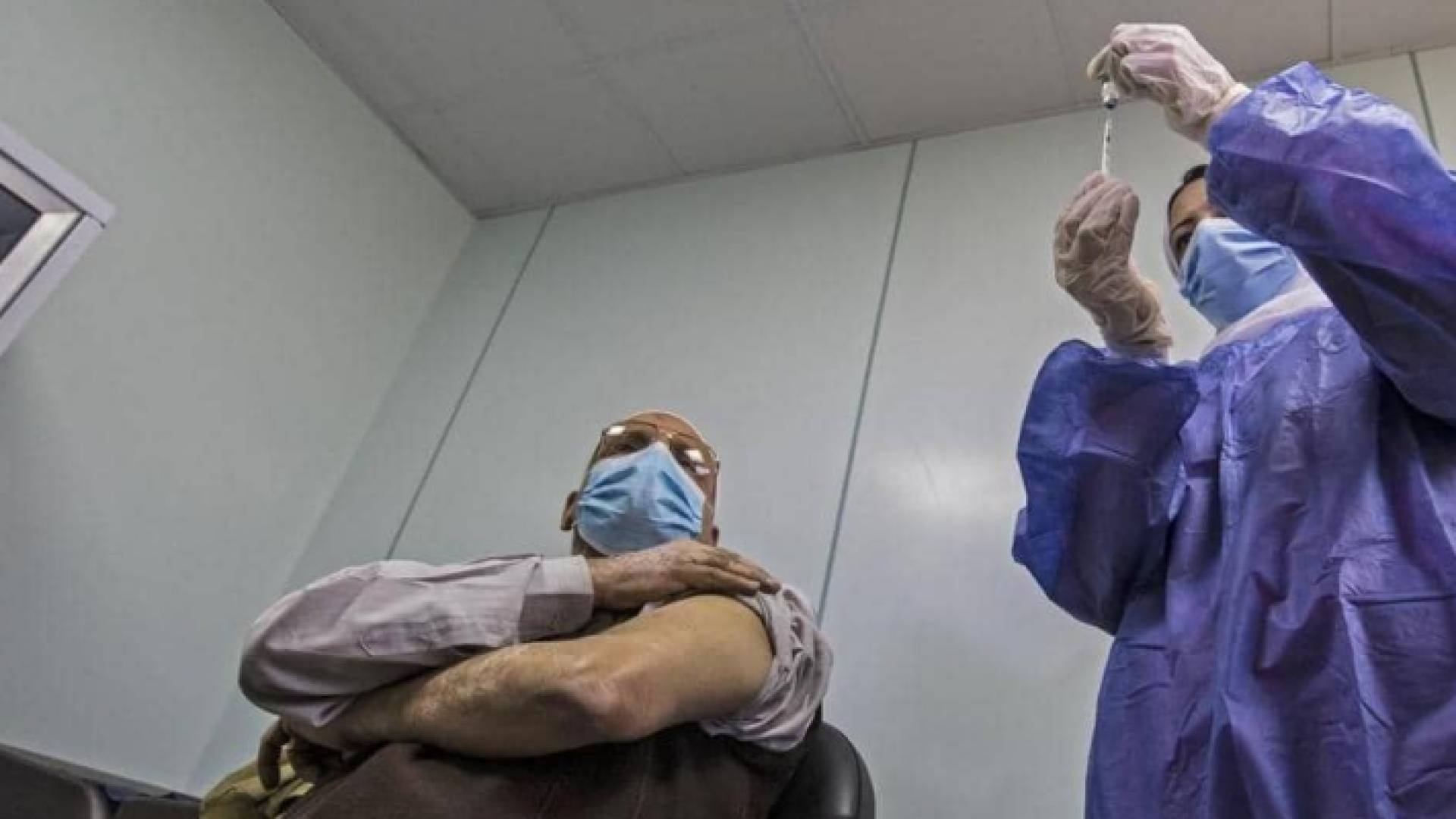 الحكومة المصرية تطالب موظفيها بالتطعيم