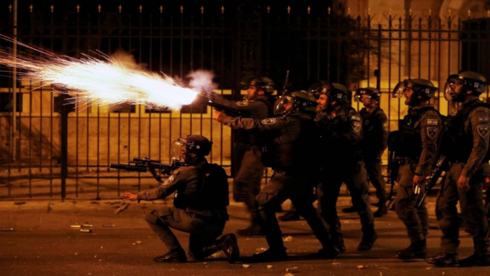 قوات الاحتلال الإسرائيلي تطلق الغاز المسيل للدموع باتجاه الشبان الفلسطينيين - أرشيفية