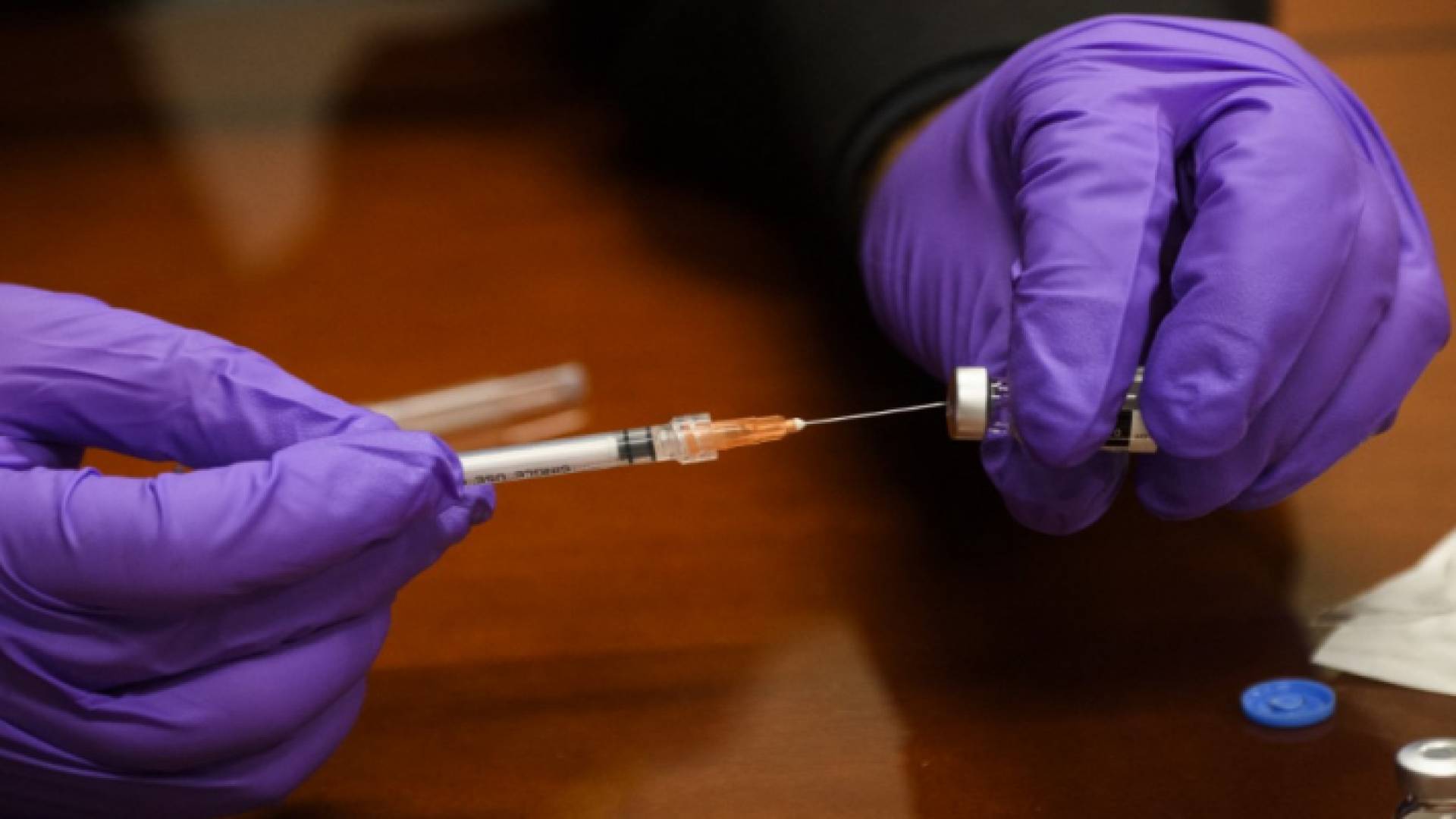 الأوبئة توصي بإعطاء جرعة ثالثة لهذه الفئات.. تفاصيل