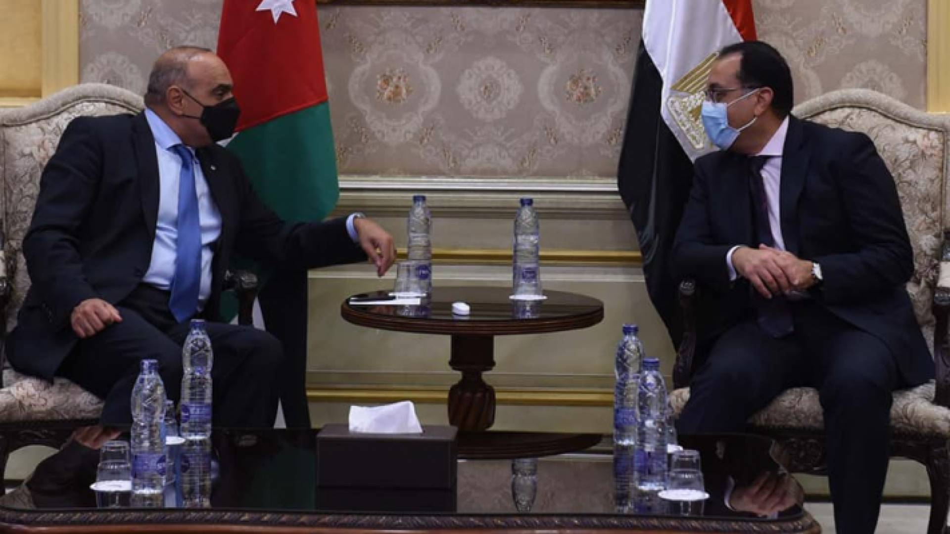 رئيس الوزراء يجري مباحثات في القاهرة مع نظيره المصري