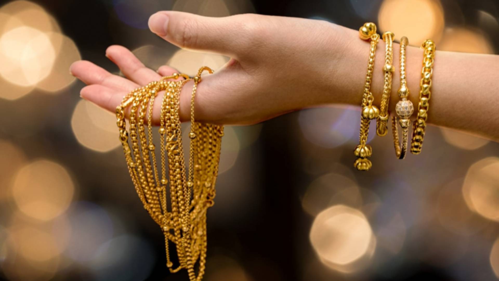 أساور وعقود ذهب