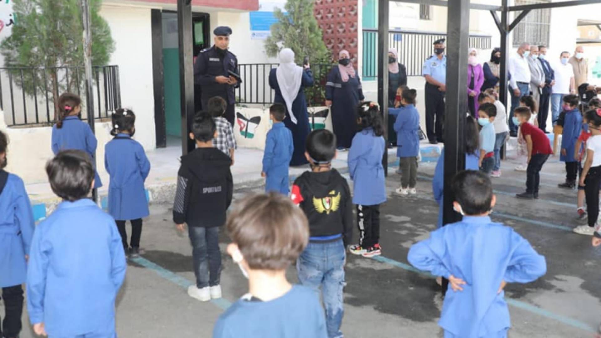 الأمن يوزع حقائب مدرسية على الطلبة ضمن مشروع "بنيان"