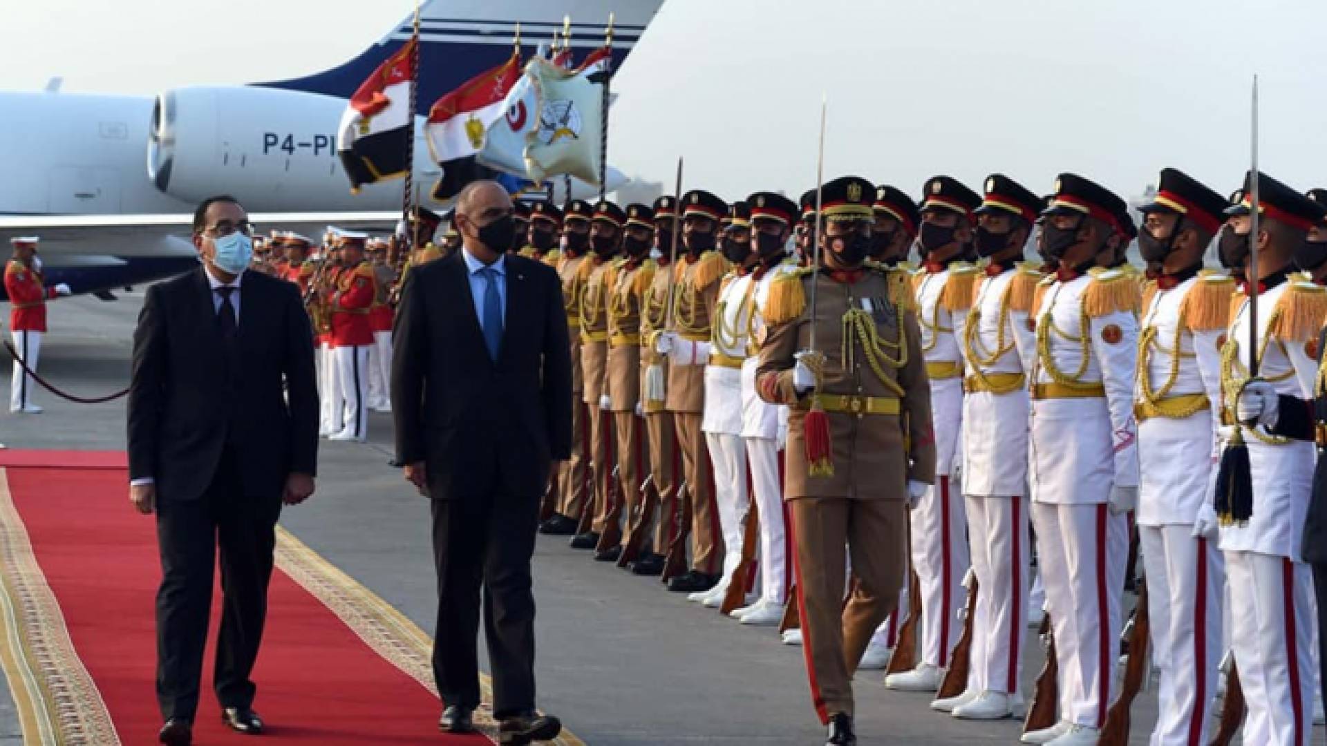 جانب من استقبال رئيس الوزارء بشر الخصاونة في مطار القاهرة الدولي