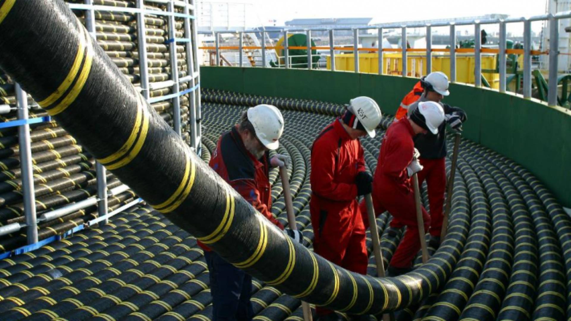 التحضير لإمداد السلك تحت المياه