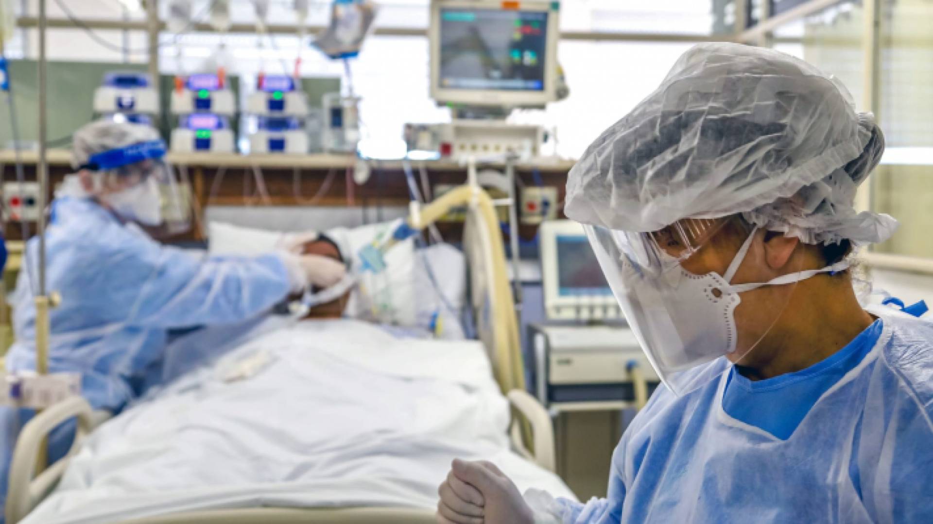 مريض بفيروس كورونا داخل غرفة عناية حثيثة