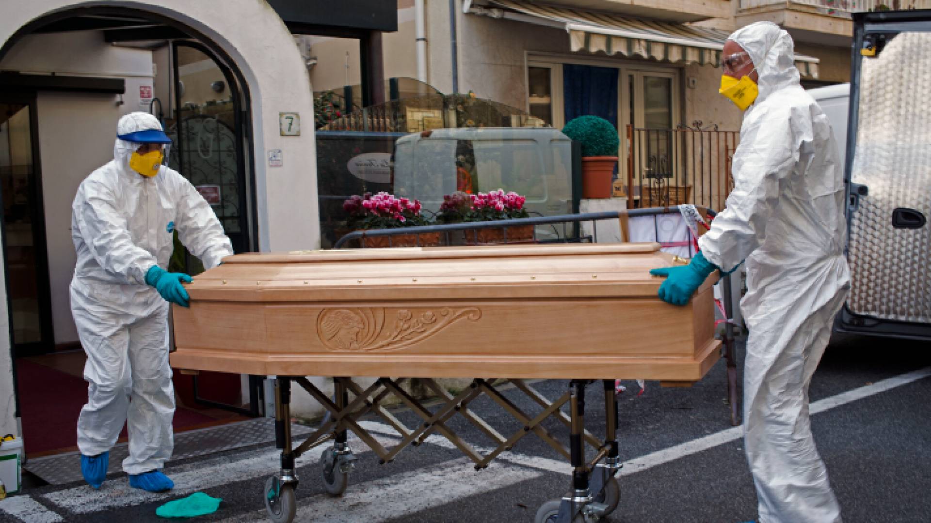 نقل جثمان أحد المتوفين بفيروس كورونا