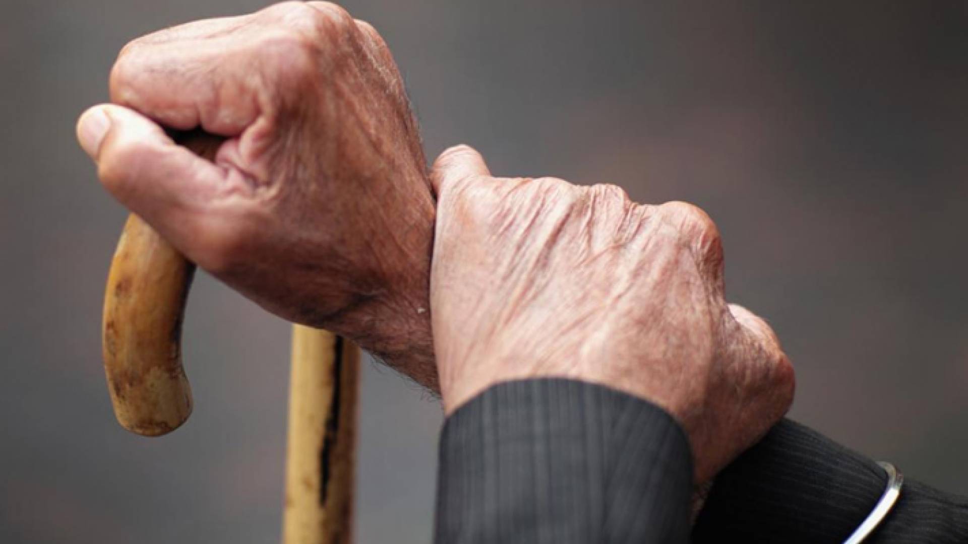 مُسن يمسك بيد مسنة - تعبيرية