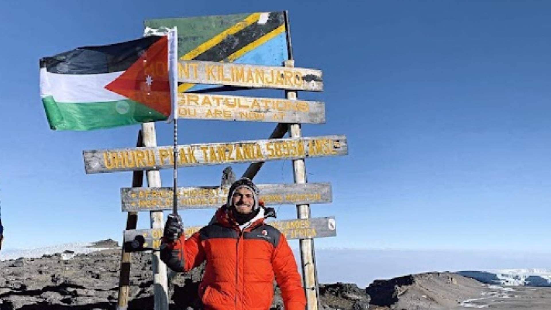 الأردني محمد الصباغ لحظة وصوله إلى قمة كليمنجارو ورفعه العلم الأردني