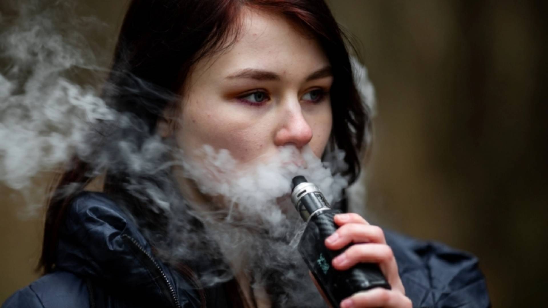 فتاة تدخن سيجارة الكترونية - تعبيرية