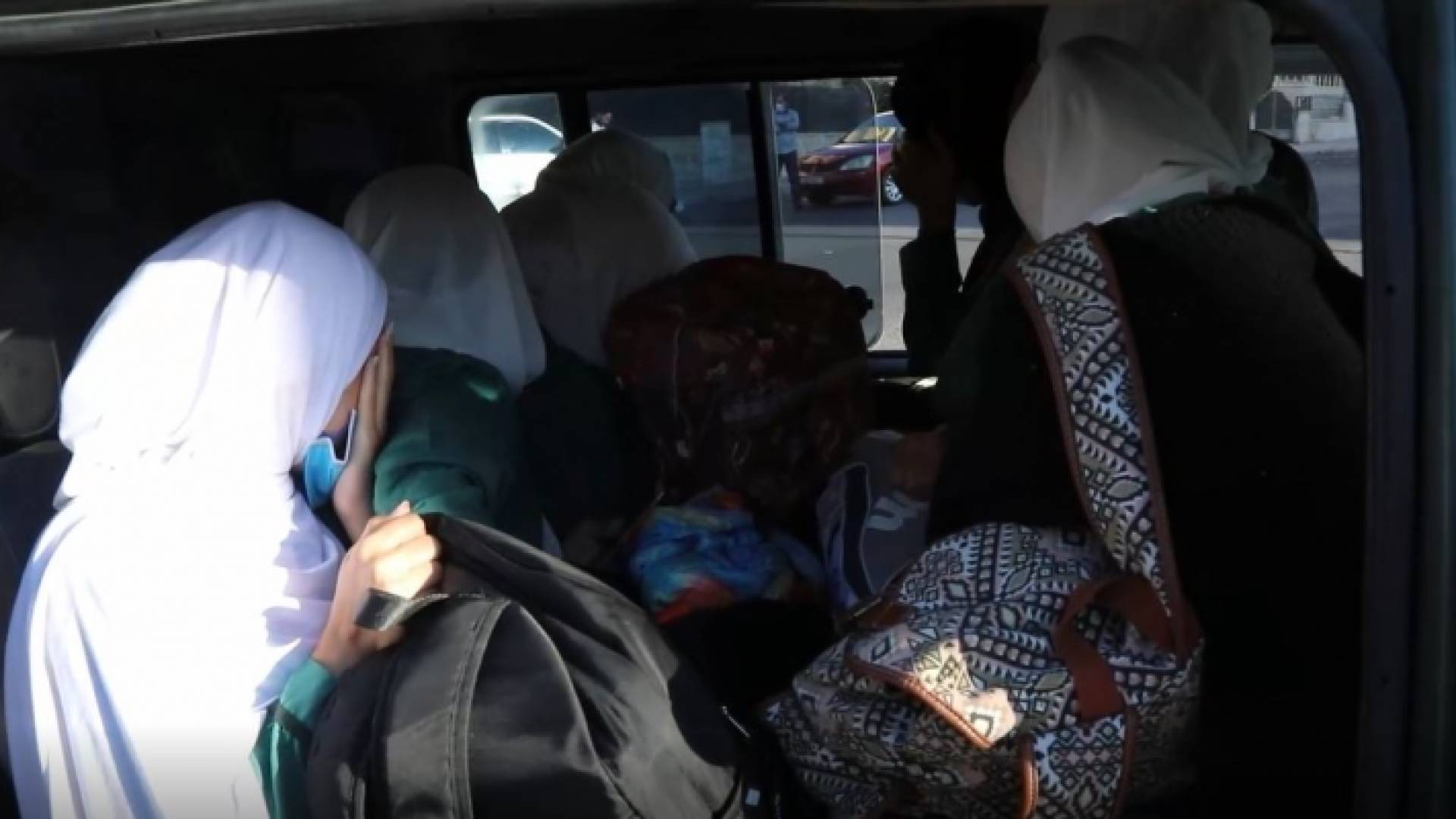 طالبات في أحد الباصات غير المرخصة