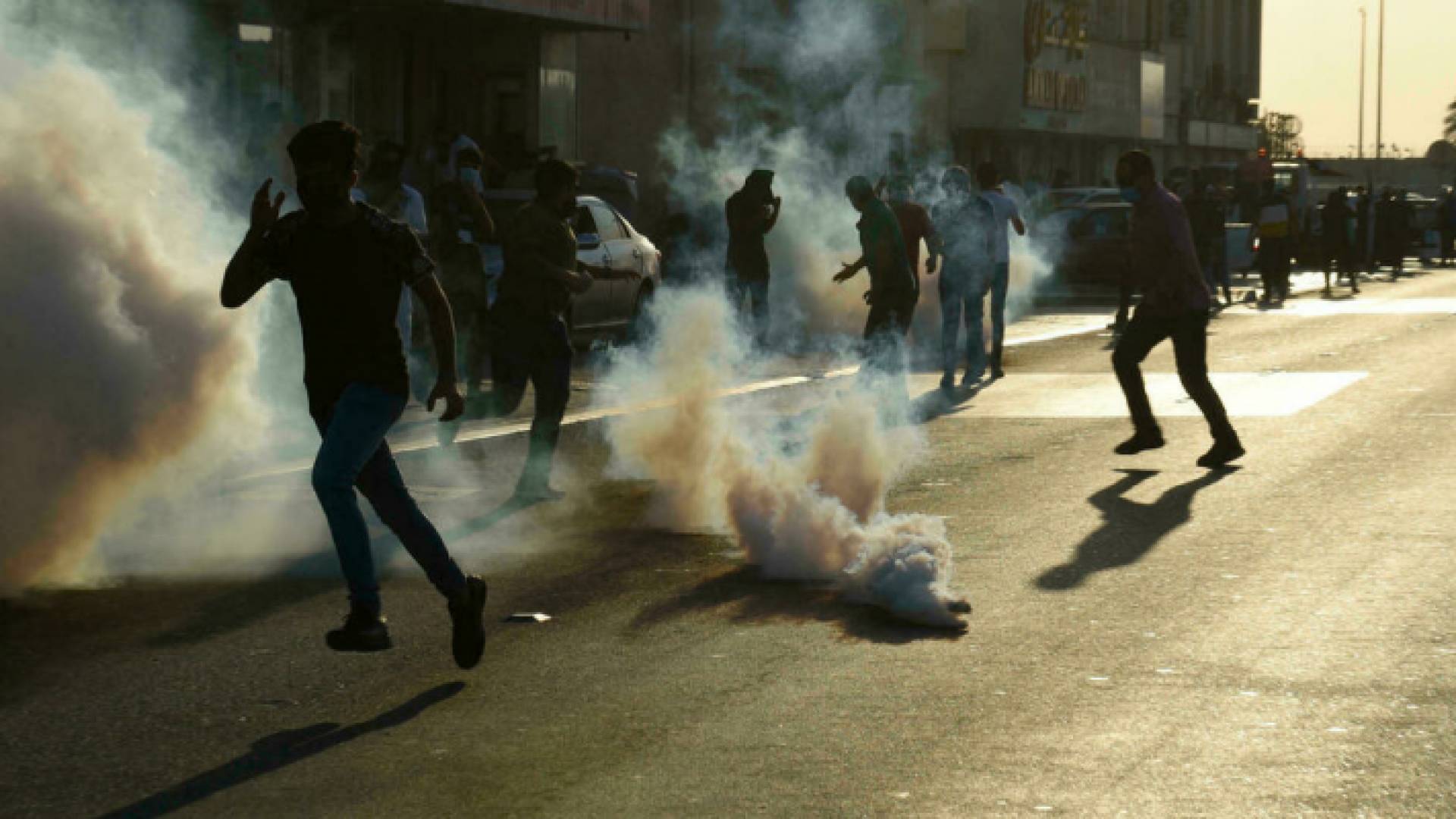 ألقت الشرطة في البحرين قنابل غاز مسيل للدموع على احدى التظاهرات الاحتجاجية على فتح سفارة الاحتلال