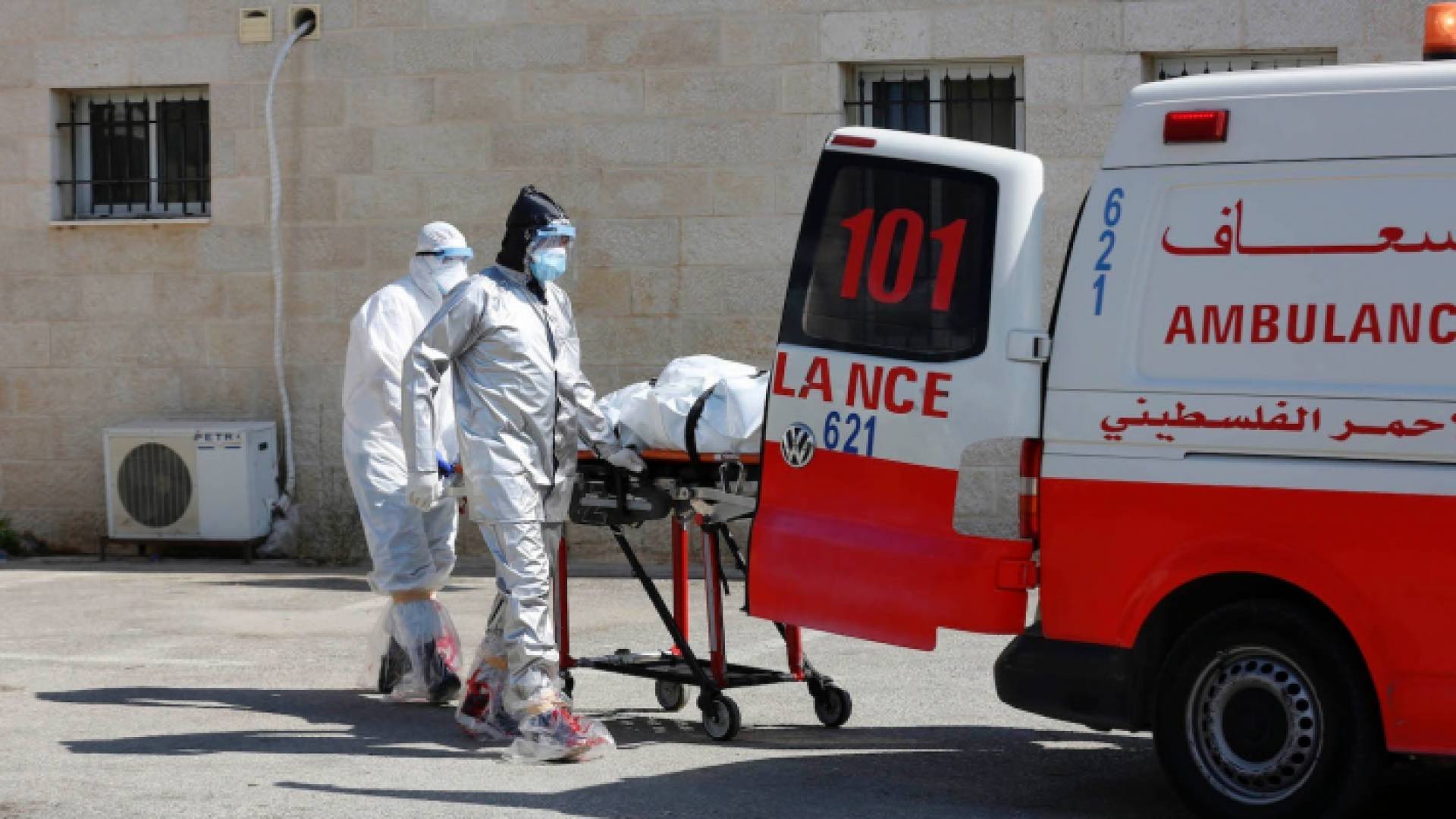 لحظة نقل أحد المصابين بفيروس كورونا بسيارة إسعاف