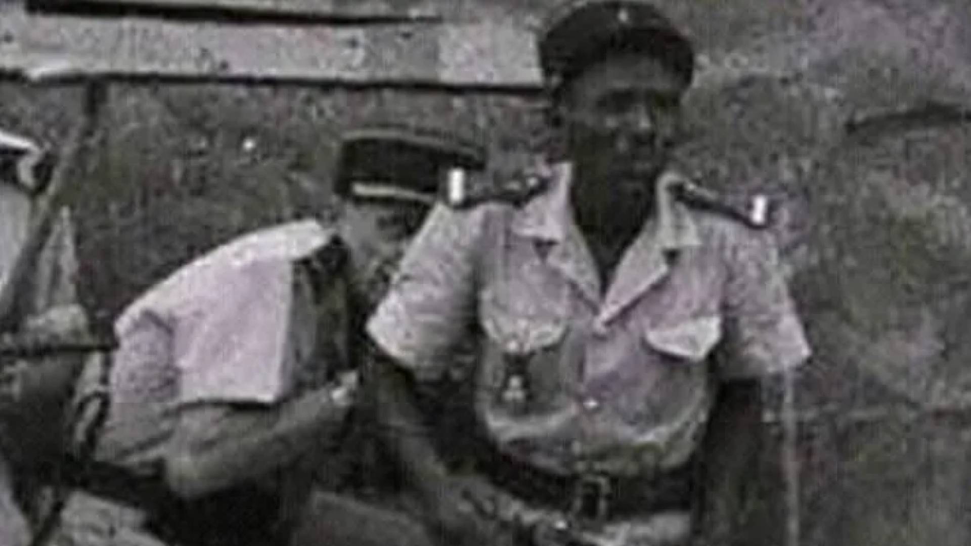 حقيقة صورة لجندي فرنسي يحتمي وراء جندي افريقي خلال الحرب العالمية الثانية؟