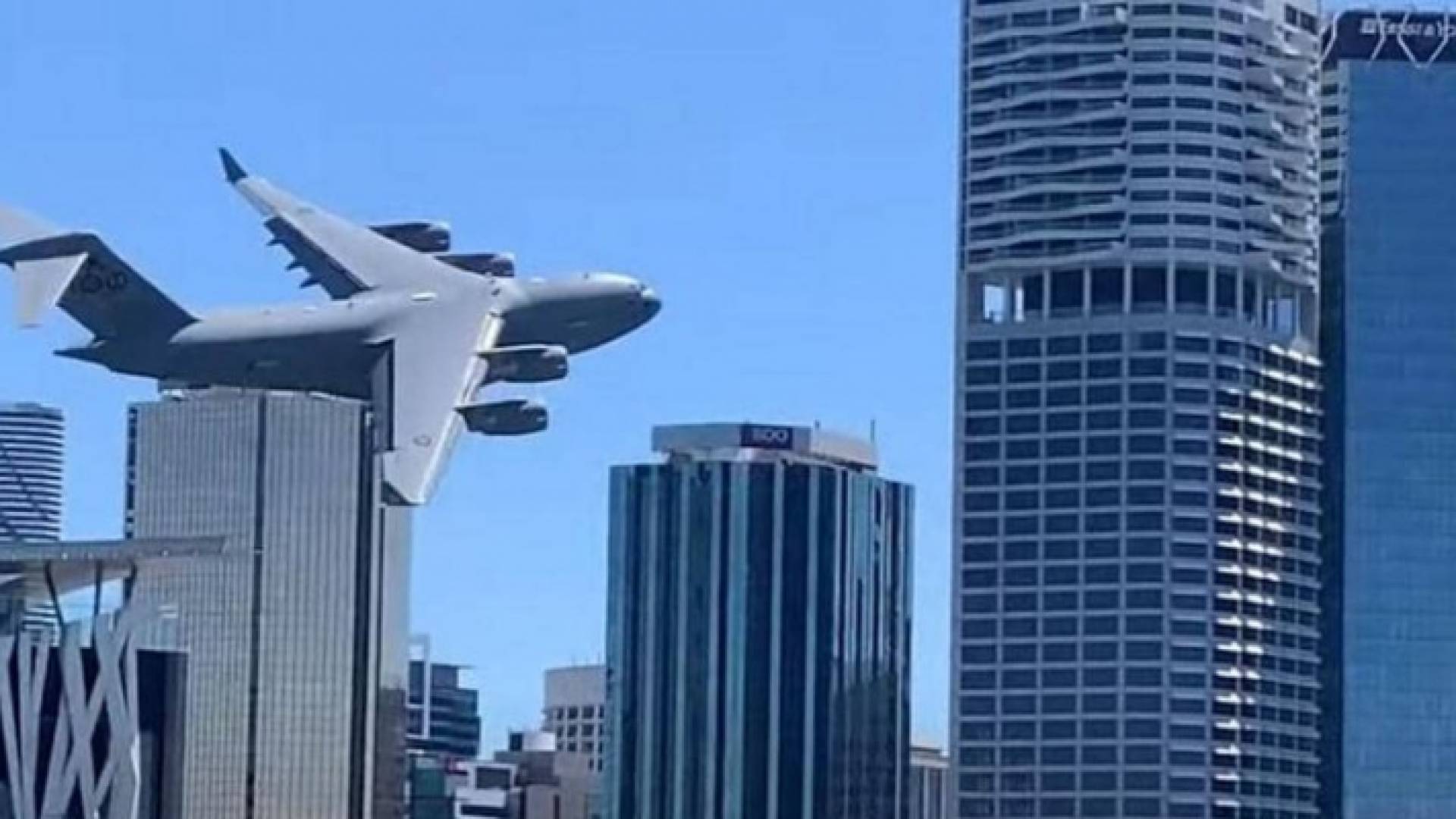 طائرة عسكرية بين ناطحات السحاب في أستراليا