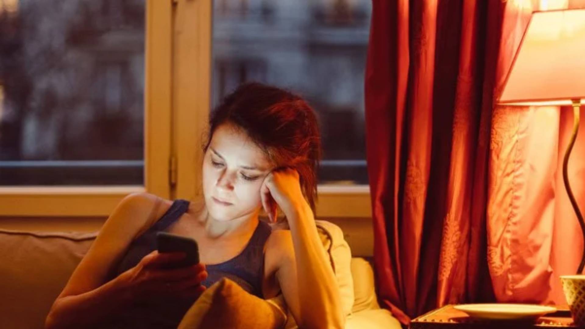 موظفة تتفقد بريدها الإلكتروني