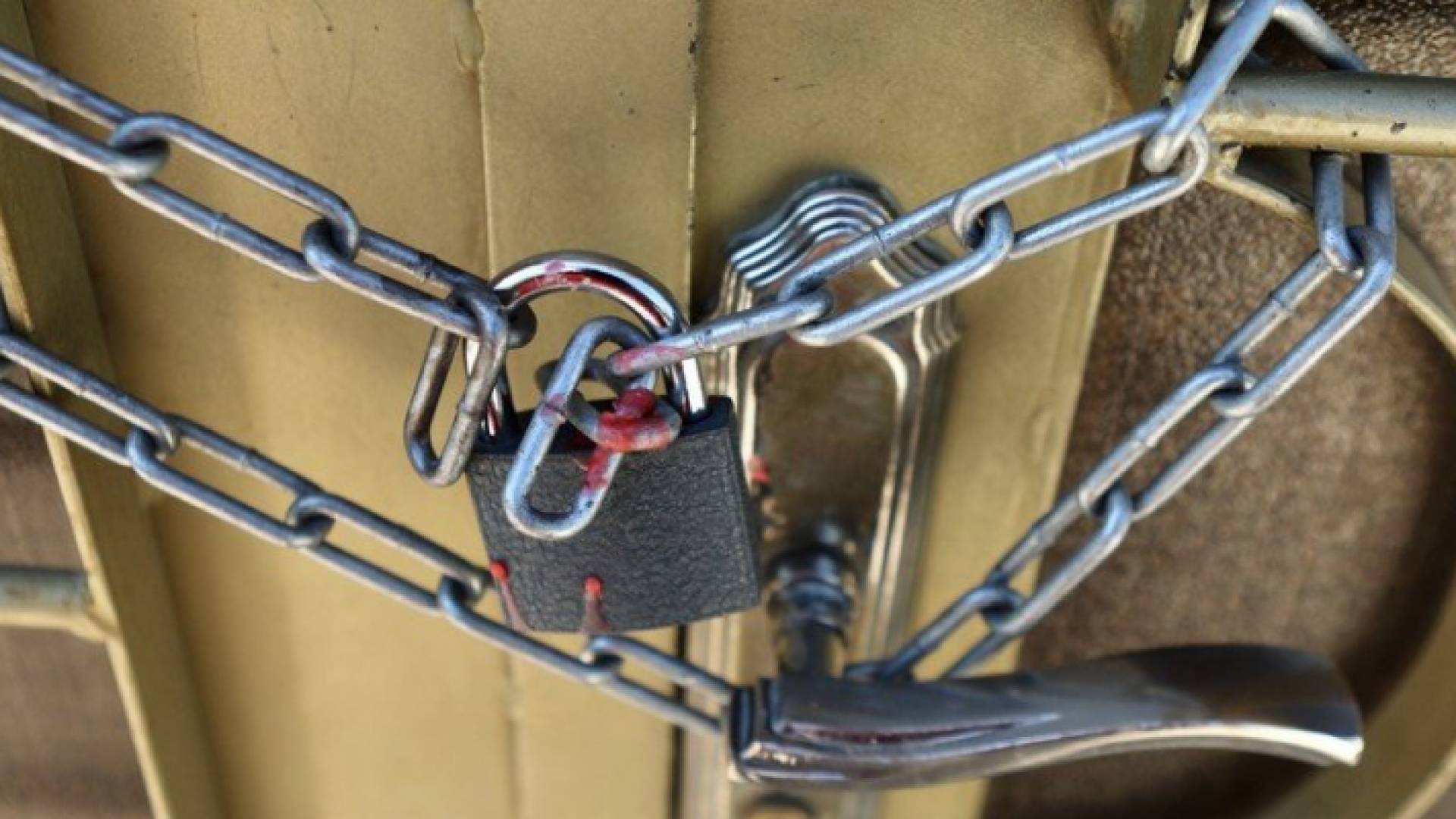 عجلون.. إغلاق 3 منشآت لعدم تلقي العاملين فيها لقاح كورونا