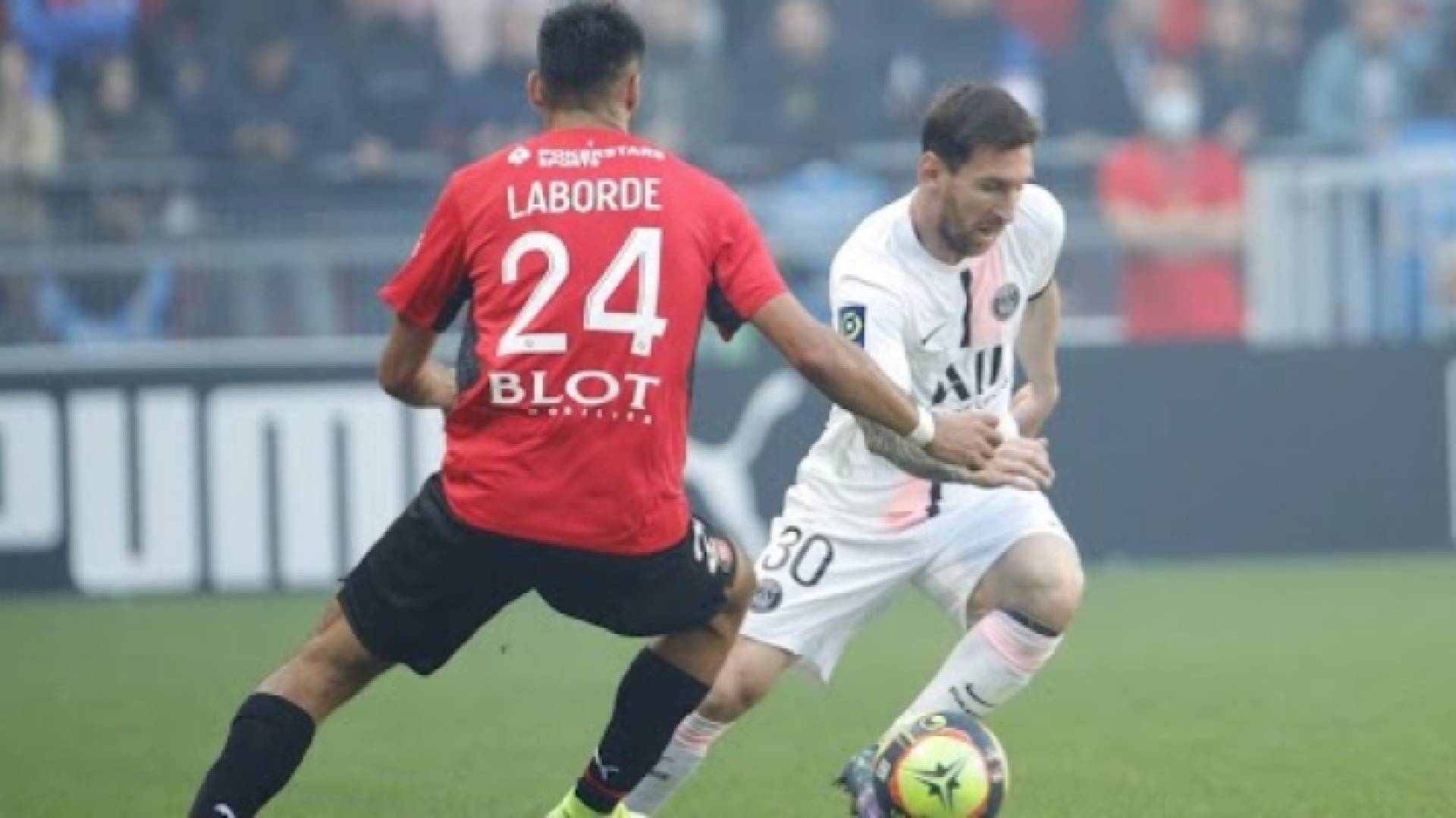 ميسي يحاول تجاوز مدافع رين لابوردي