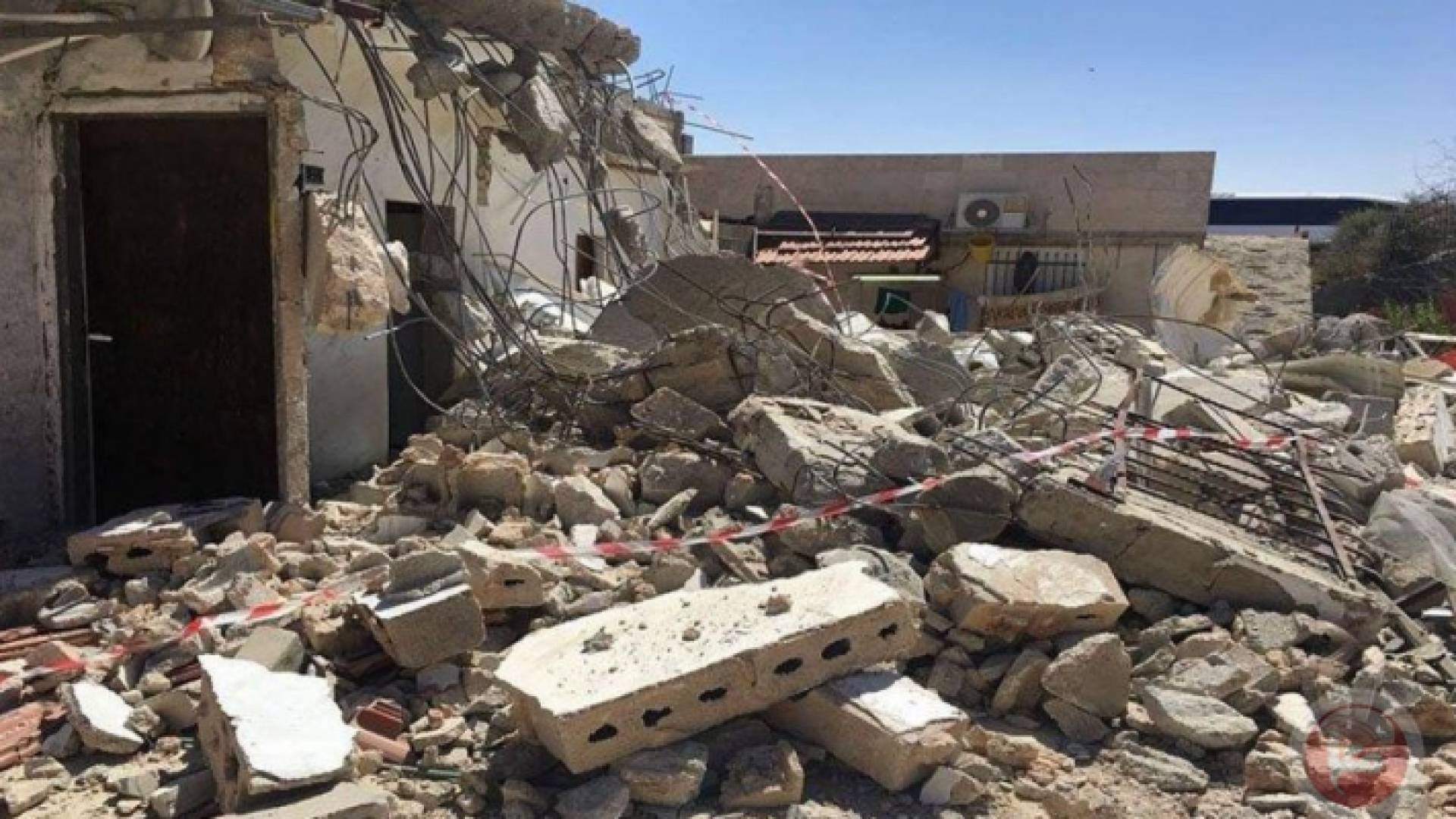 الاحتلال الإسرائيلي يجبر فلسطينيا على هدم منزله - ارشيفية