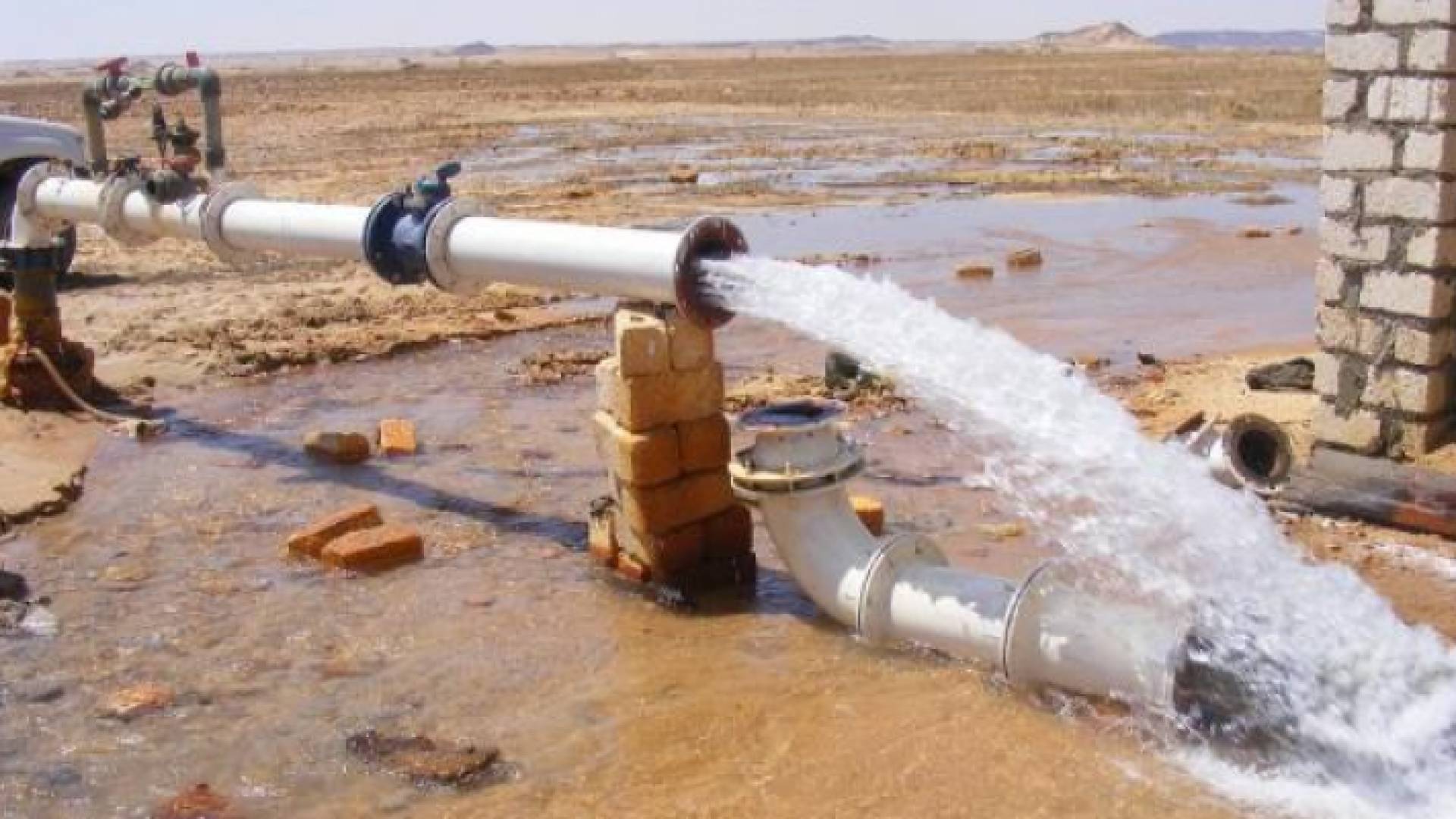 الحكومة تقرر تشكيل لجنة ميدانية لدراسة أسباب روائح الكبريت بالمياه في الجفر