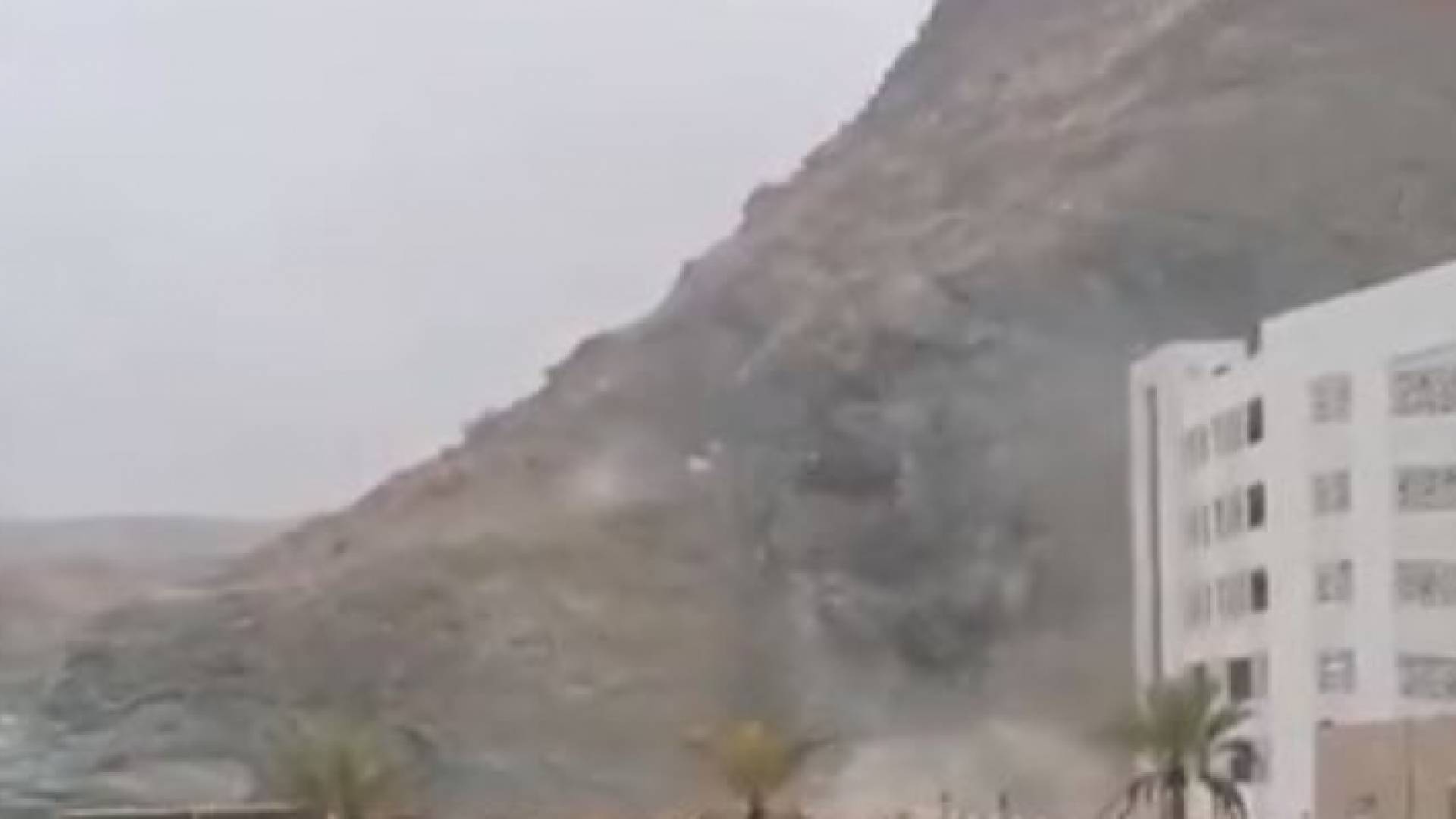 انتشال جثتين بعد انهيار جبل على سكن للعمال في مسقط