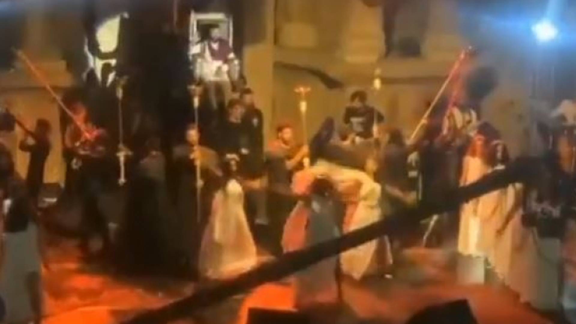 انتقادات للفنان العراقي سيف نبيل بعد دخوله محمولا على الاكتاف في جرش