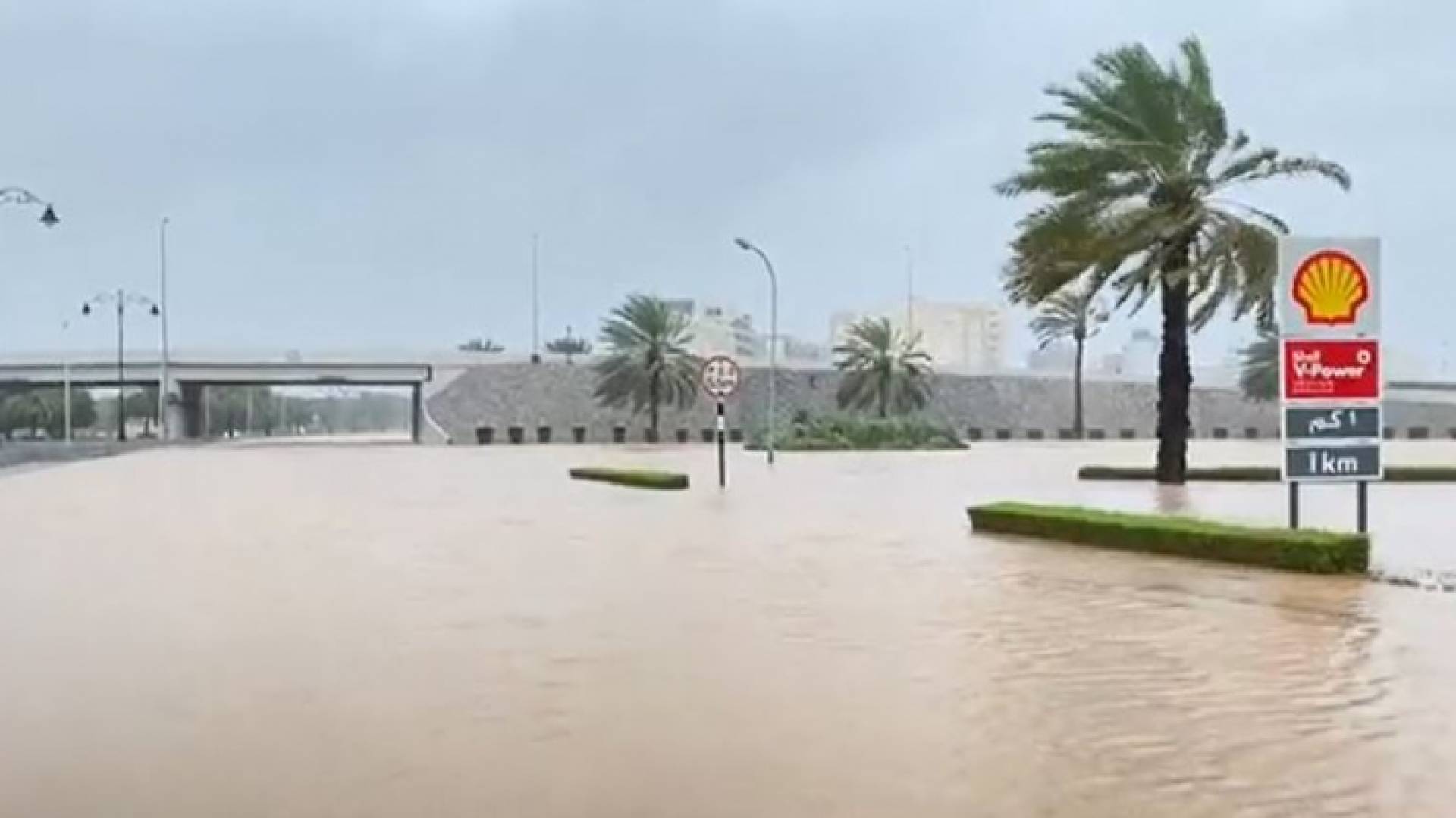 وفاة طفل عماني في تجمعات مائية بمسقط