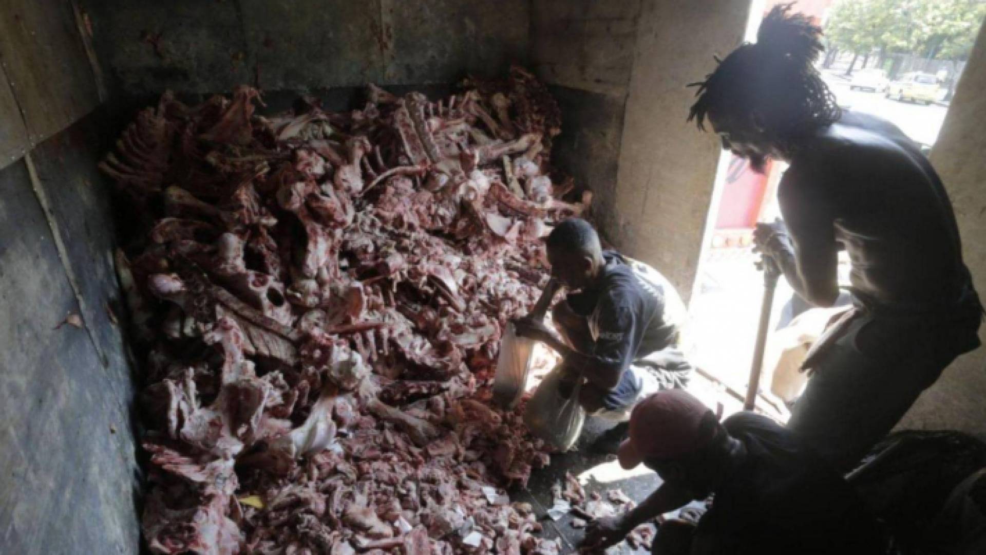 أشخاص يبحثون على اللحم وسط العظام في البرازيل