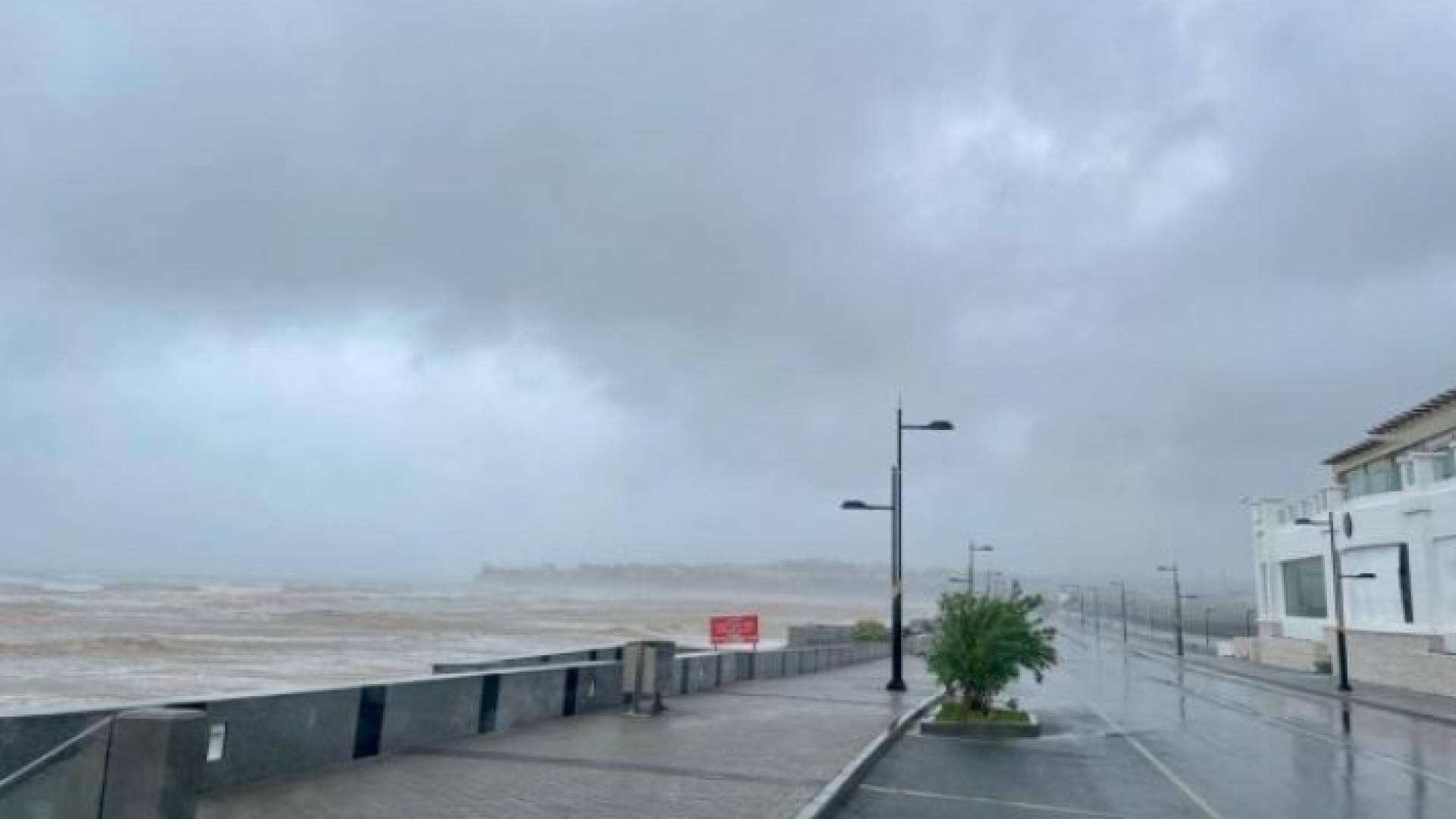 الإعصار تسبب بأضرار مادية في البنى التحتية