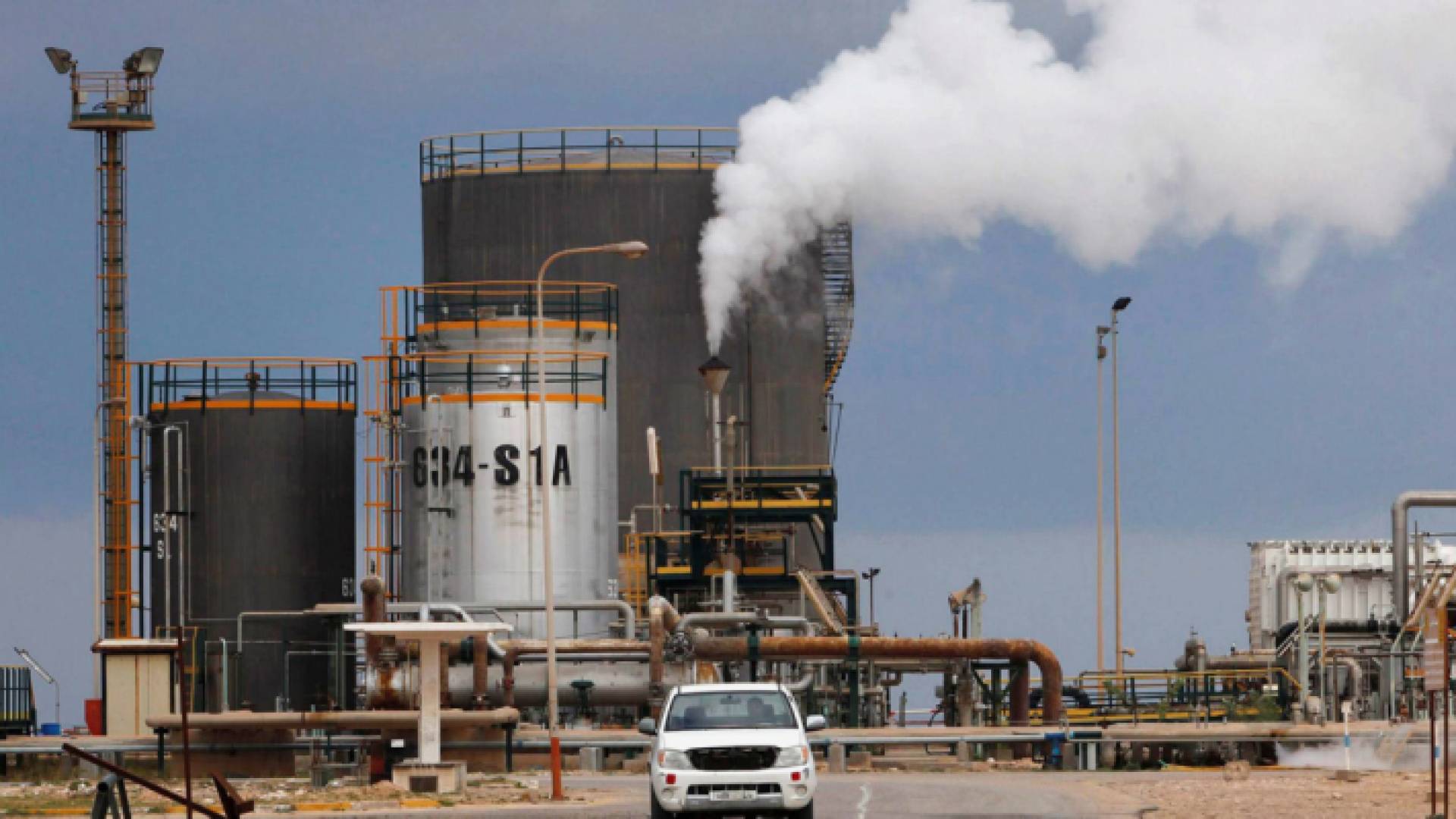 مصفاة نفط - ارشيفية