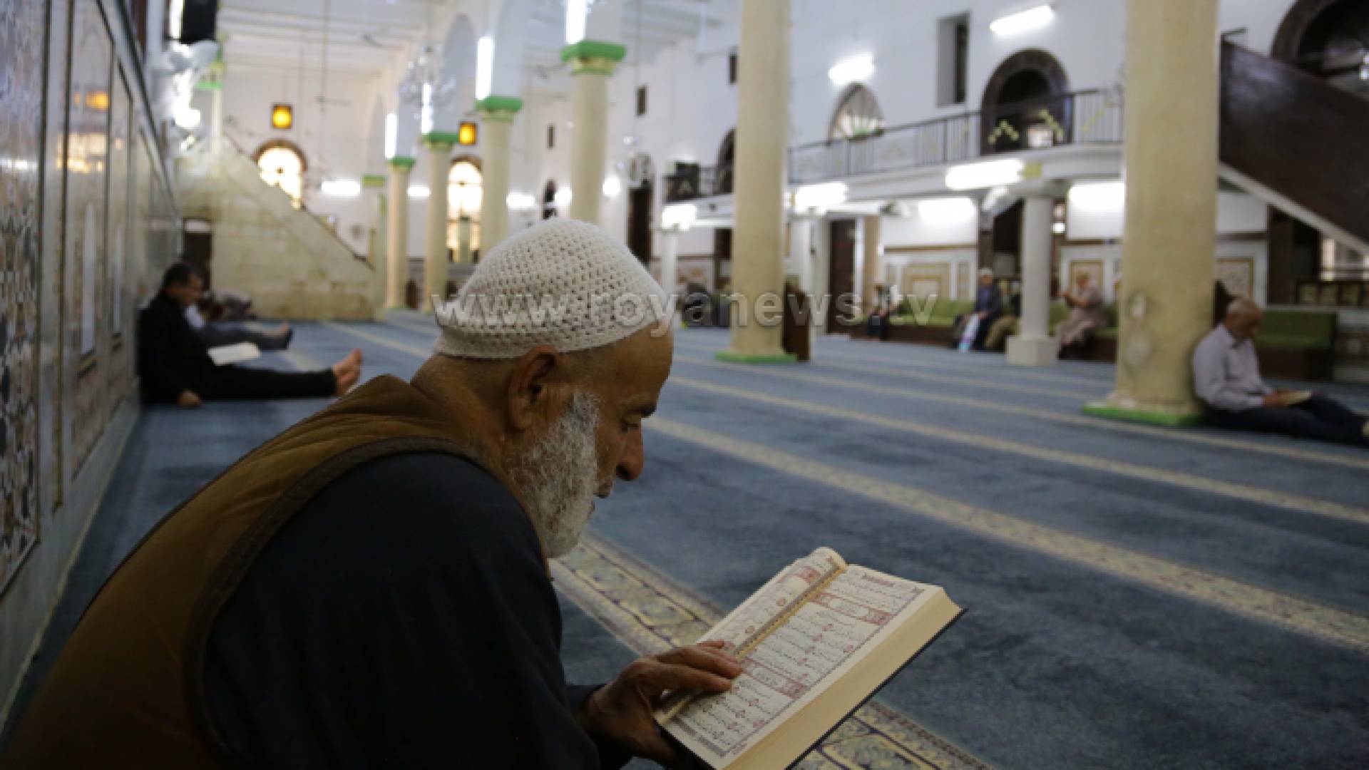 مسن يقرأ القرآن في المسجد الحسيني بالعاصمة عمان